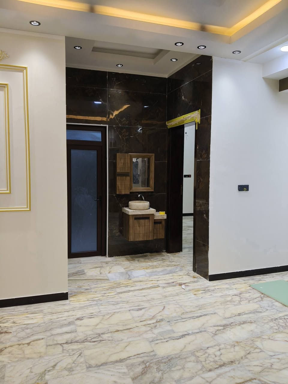 دار للبيع بحي سومر الأولى قرب مستشفى لأسنان مقابيل ثانويه القدس مساحته 200 طابقين بناء حديث صب كونكريت ما مسكون على شارع 15 متر يتكون 6غرف نوم وصالتين واستقبال ومطبخ ومجموعة صحيات بناء حديث درجه اولى لاستفسار أو واتساب ***********
