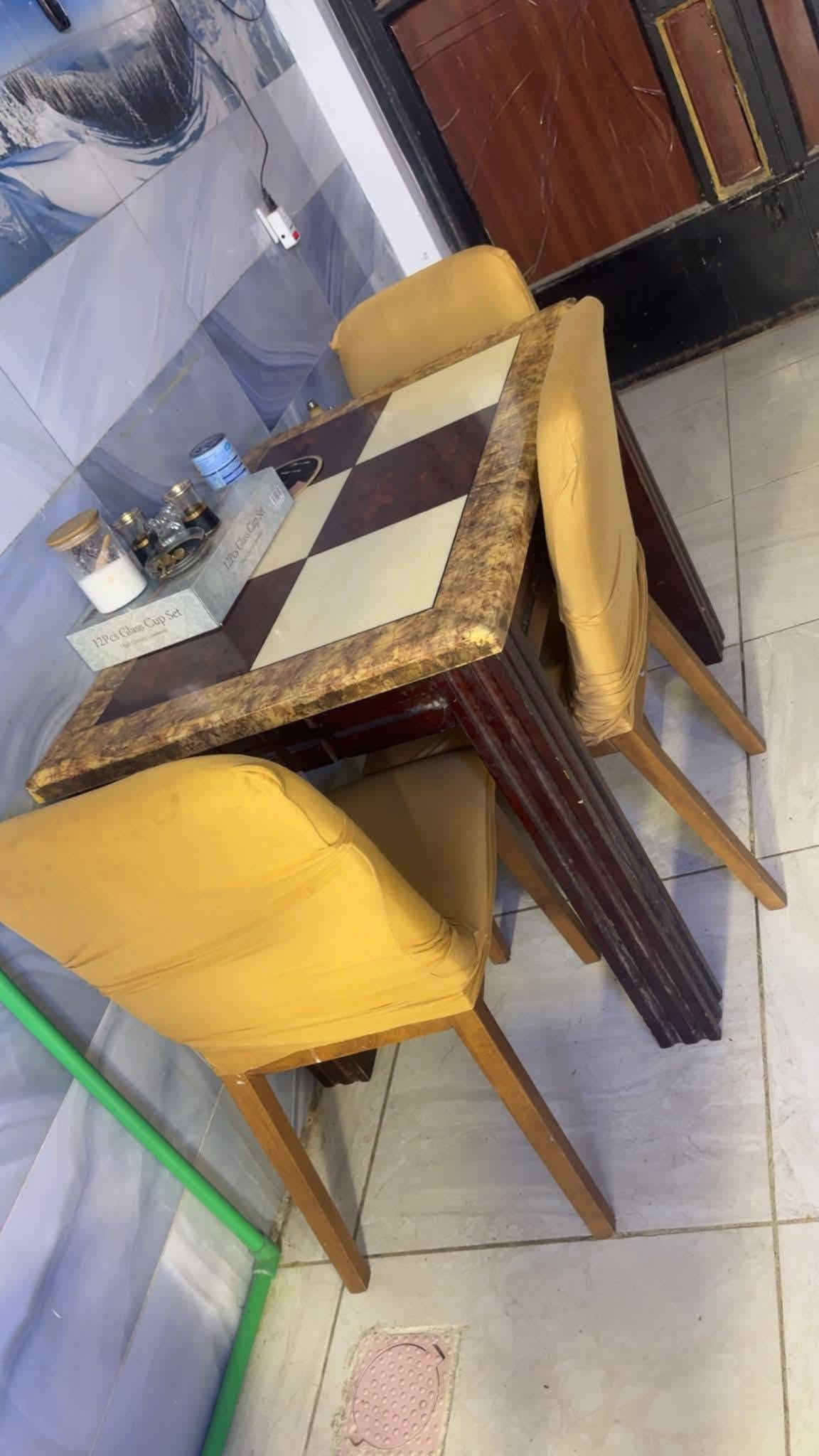 السلام عليكم 

غراض مستعملة للبيع 
چرباية نفر واحد جدا قويه حديد ورجلها خشب 
ميز مكتب او دراسة قياس 70×140 خشب ثقيل
ميز طعام وجه مرمر مع اربع كراسي مغلفة 100×70

السعر كلهن ١٢٥ الف  مكاني بغداد الدورة 
للتواصل وعندي فيديوات مصورهن همينه 
*********** اتصال او واتساب
