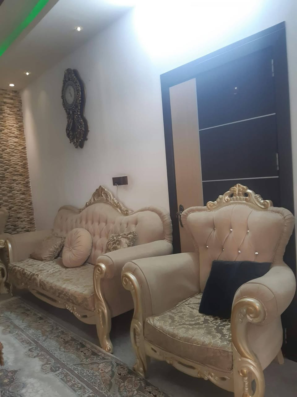 قەنەفەی مەلەکی زۆر نوێ و خاوێنە ١٠ نفری مێزی ناوراست و تەپڵەکی لەگەڵە ٦ ورقە و مجال
