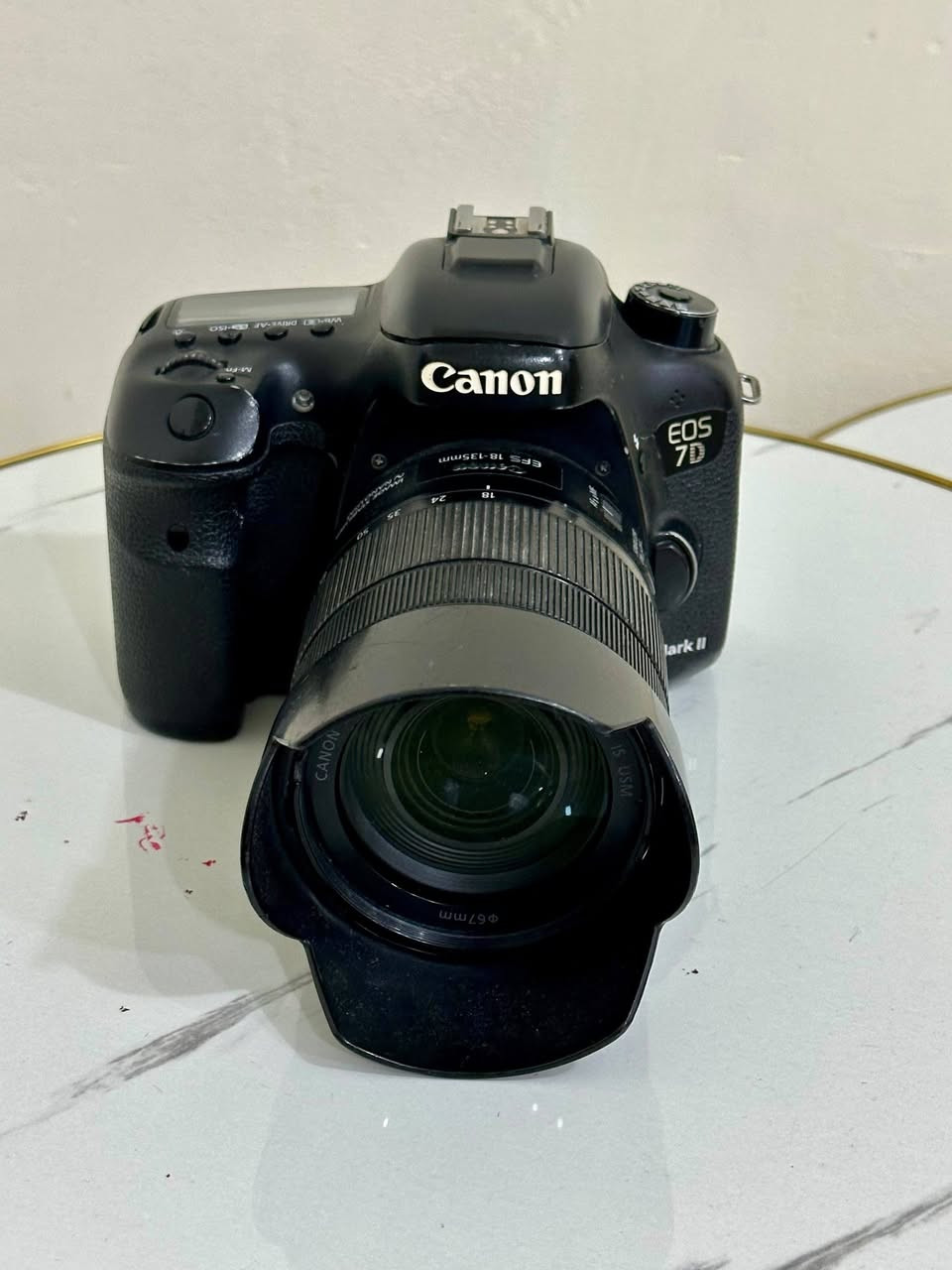 Canon 7D Mark II + عدسة 18-135 + 3بطاريات     + جنطة  حالة ممتازة باكيج كامل جاهز للعمل اقرأ الوصفللبيع كاميرا Canon 7D Mark II بحالة ممتازة جدًا، استخدام شخصي وخالية من أي عطل فقط الفلاش لا يعمل ، جاهزة للاستخدام مباشرة.

المواصفات والملحقات:
 كاميرا Canon 7D Mark II
 عدسة Canon EF-S 18-135mm
 3 بطاريات
 شاحن أصلي
 فلتر حماية للعدسة
 جنطة حمل

السعر: 650,000 دينار عراقي (قابل للتفاوض بالمعقول)
.***********
