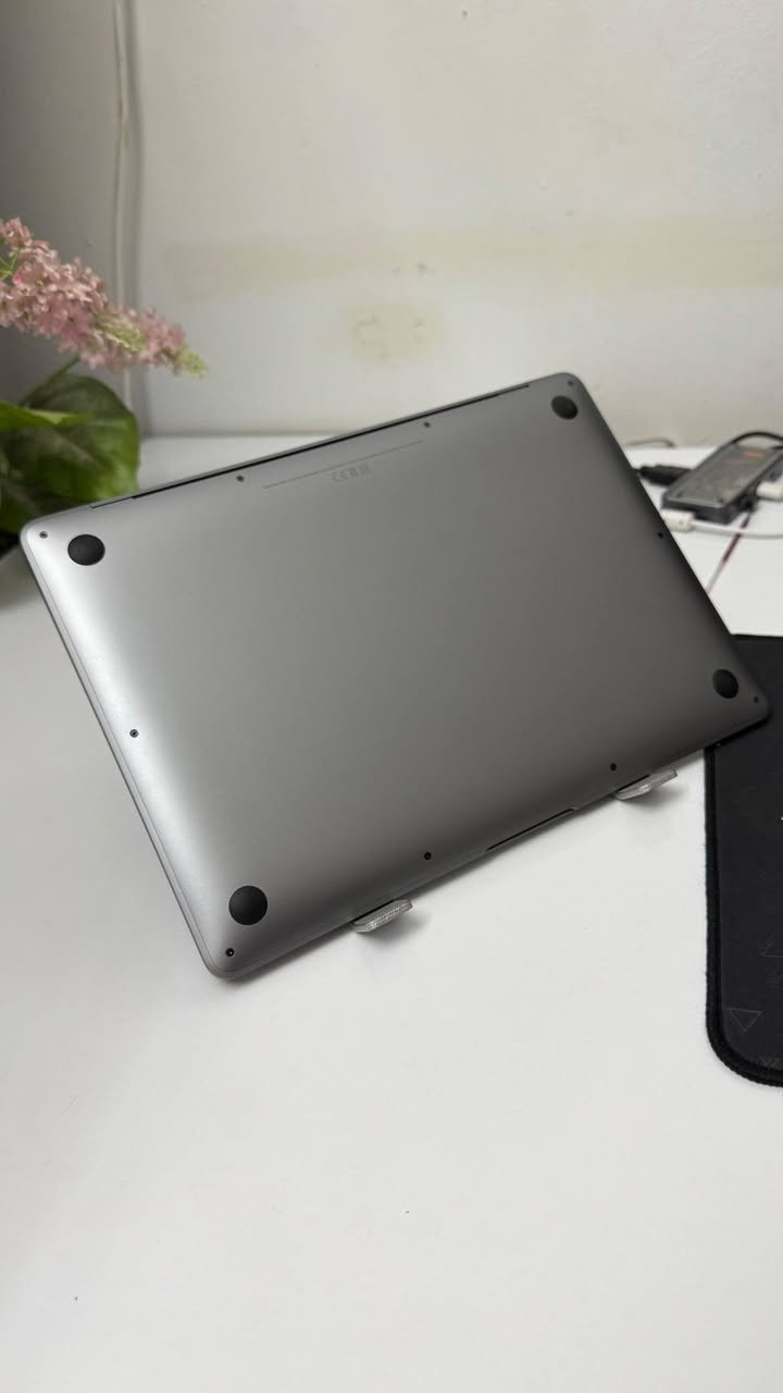 MacBook Air M1 • ٨ جيجا رام • ٢٥٦ جيجا
