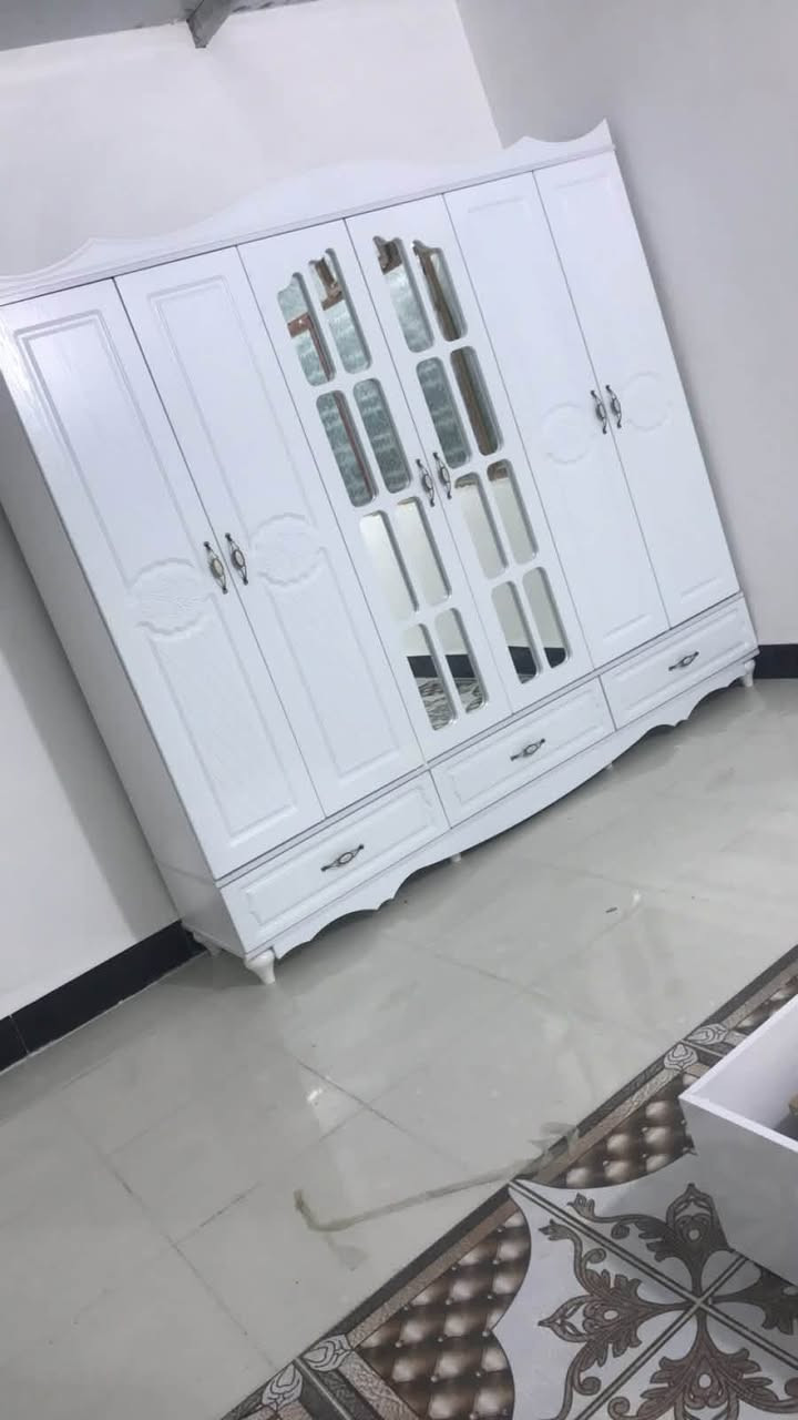 غرفه نوم
متكونه من 6 قطع سعرها 300 ويه الدوشك350 نظافته 80‎%‎ 

مكاني كربلاء ***********

