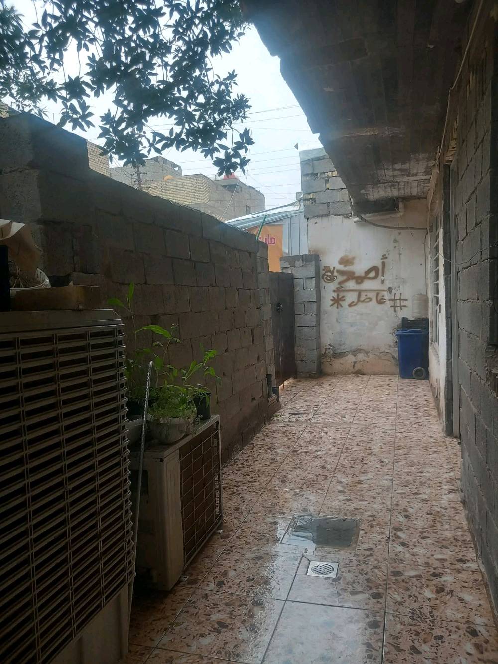 🏠 بيت للبيع – الزعفرانية

📐 المساحة: 100 متر مربع
🏢 طابقين

🔹 الطابق الأول:
• غرفة
• مطبخ
• استقبال
• هول
• صحيات

🔹 الطابق الثاني:
• غرفتين نوم
• هول
• صحيات
• مخزن

📜 السند: زراعي – سند 25
💰 السعر: 80 مليون

📍 العنوان: بغداد – الزعفرانية، نهاية شارع الكهرباء، شارع المختار الثقفي

📞 للاستفسار والاتصال:
***********
البيت شكد عمره تقريباً؟ وهل بيه أي ترميمات أو شغل سابق لازم ينذكر بالمواصفات؟: 
بناء 2023 نقصه فقط واجها
عدادات وخدمات الدار شلون وضعها هسه: كهرباء، مي، صرف صحي، وكلشي شغال لو لا؟: 
كامل من الماء والكهرباء والمجاري
العنوان دقيق أكثر وين بالضبط بالزعفرانية؟ وإذا تحب تضيف معلم قريب حتى يسهل على الزبون يوصل.: 
نهايه شارع الكهرباء شارع المختار الثقفي الفرع السادس مجاور اسواق نمبر ون
السعر قابل للمفاوضة لو ثابت؟ وتفضل البيع كاش لو أكو مجال للتقسيط/التسهيل؟: 
قابل للتفاوض 