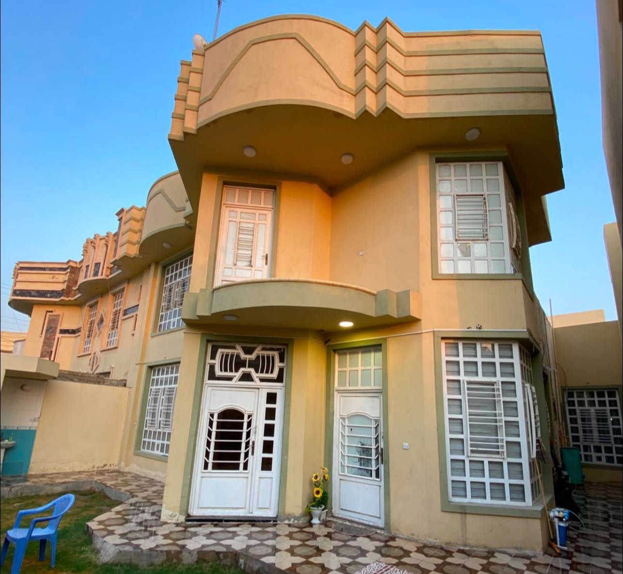 مع الشمس للتسويق العقاري ☀️
اسمٌ يشرق بالثقة في عالم العقار.

📍 الموقع: الفلوجة – مجمع البورديني
📌 قرب الشارع 40م الرئيسي

✨ مواصفات المنزل:

* 🏠 طابقين
* 🛏️4 غرف نوم
* 🛋️ صالة استقبال واسعة
* 🍽️ مطبخ
* 🚿 حمامات
* 🌿 مناور

📐 المساحة: 250 م²
📏 الواجهة: 12.50 م
📏 النزال: 20 م
🛣️ عرض الشارع: 10 م

💧 منطقة مخدومة بالكامل:
✅ ماء
✅ كهرباء
✅ مدارس
✅ منطقة سكنية مكتملة الخدمات

📜 نوع الصنف: طابو ملك صرف

💰 السعر: 205 مليون دينار عراقي
🤝 السعر قابل للتفاوض

📞 للاستفسار والحجز:
***********

📍 عنوان المكتب:
الفلوجة – الجغيفي الثانية – مجاور خدمات النعيمي

☀️ الشمس للتسويق العقاري
نرافقكم بخبرة وشفافية لاختيار أفضل الفرص العقارية، ونساعدكم في العثور على المنزل الذي يلبي تطلعاتكم.

📲 إذا أعجبك هذا العرض، لا تنسَ الإعجاب بالمنشور ومشاركته ليصل إلى كل من يبحث عن منزل مميز.

#الفلوجة #الأنبار #الرمادي #عقارات #الشمس_للتسويق_العقاري #بيع_منازل #استثمار_عقاري #الجغيفي_الثانية
