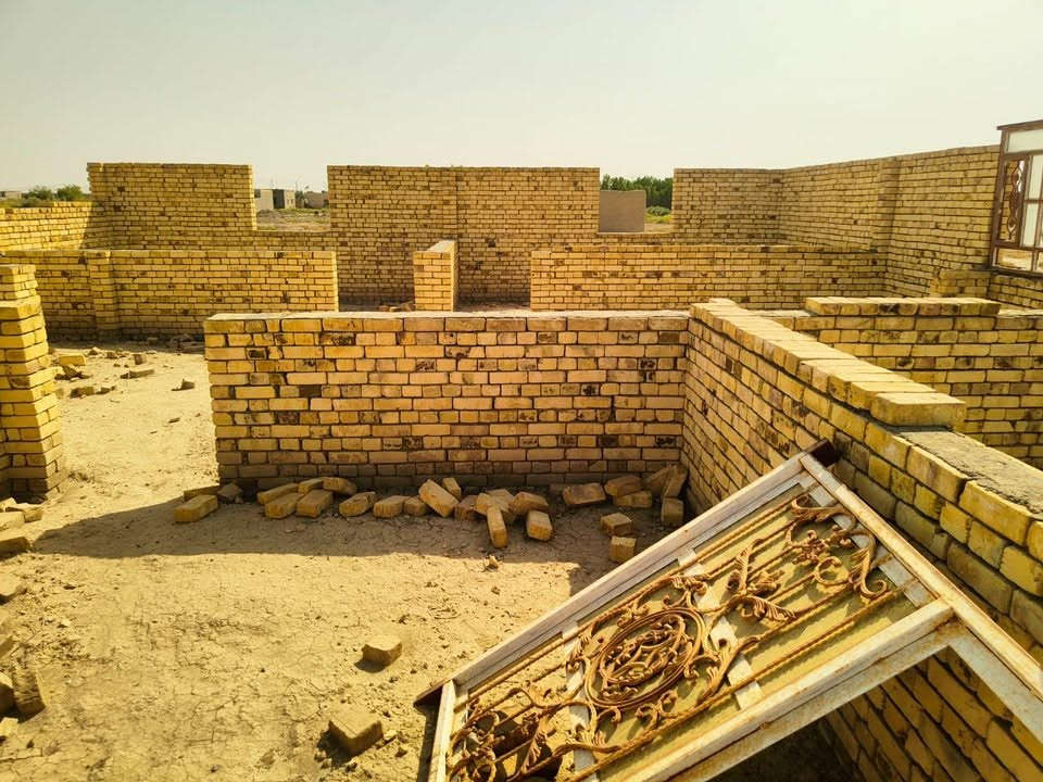 بيت زراعي نص بناء مساحتة 200 متر
غرفتين وصالة وديوانية وصحيات ومطبخ 

مع 5 دبلات طابوگ اصفر مع شبابيك وبيبان

خلف جامعة ذي قار 

السعر 25 وبي مجال

للأستفسار المراسلة على الواتساب ***********
