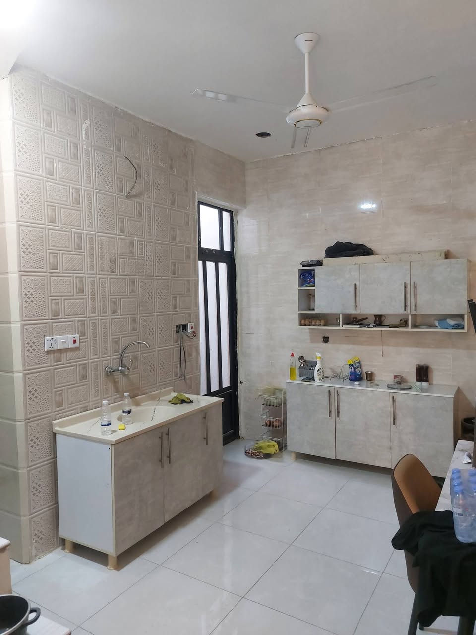 فرصة استثمارية ....... بيت للبيع
الموقع: هورجب – على خط النفط، مجمع ذي الفقار، الشارع الأول من جهة أبو الشير.

🔹 مساحة الأرض: 50 م² 🔹 البناء: طابقين، بناء درجة أولى 🔹 العقار طابو زراعي – سند 25 🔹 البيت مؤجر حاليًا بمبلغ 400,000 دينار شهريًا 🔹 مناسب للسكن والاستثمار
تفاصيل البناء ....
الطابق الأرضي ... مدخلين استقبال ومطبخ وصحيات ومنور
الطابق الأول ...غرفتين نوم وصحيات سويت للغرفة الامامية وبالكون 
والبيتونة والسطح  
ملاحظة الارضيات بورسلين اسباني سعر المتر 10000 دينار والعمل درجة أولى على أيدي 
تاسيس الكهربائيات درجة أولى 
تأسيس الماء درجة أولى 
السيراميك درجة أولى 
ملاحظة/ المنطقة كاملة الخدمات ماء كهرباء وتبليط

💰 السعر المطلوب: 60,000,000 دينار عراقي وبيها مجال للشراي 

📞 للجادين فقط، التواصل على الارقام
***********
***********.
