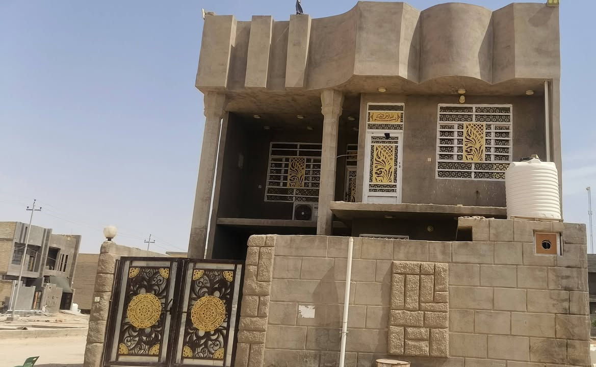 بيت للبيع 200 متر طابقين 
🔹 البيت طابقين، بناء حديث 

🔹 4 غرف، غرفتين جوه وغرفتين فوك

🔹 صالة جوه وصالة فوك

🔹 استقبال واسع

🔹 حمام وتواليت بكل طابق + تواليت وحمام خارجي 

🔹 الأرضيات بورسلين والسيراميك كامل

🔹 حوش/كراج واسع

🔹 طابو ملك صرف

🔹 البيت مرتب وجاهز للسكن

مطلوب إسكان 20 مليون، التسديد 200 كل شهر. 

📍 الموقع حي الجهاد وقريب من الحزام الأخضر وواحات العتبة.

للمعلومات أكثر اتصال أو مراسلة على الرقم: [ *********** ]
