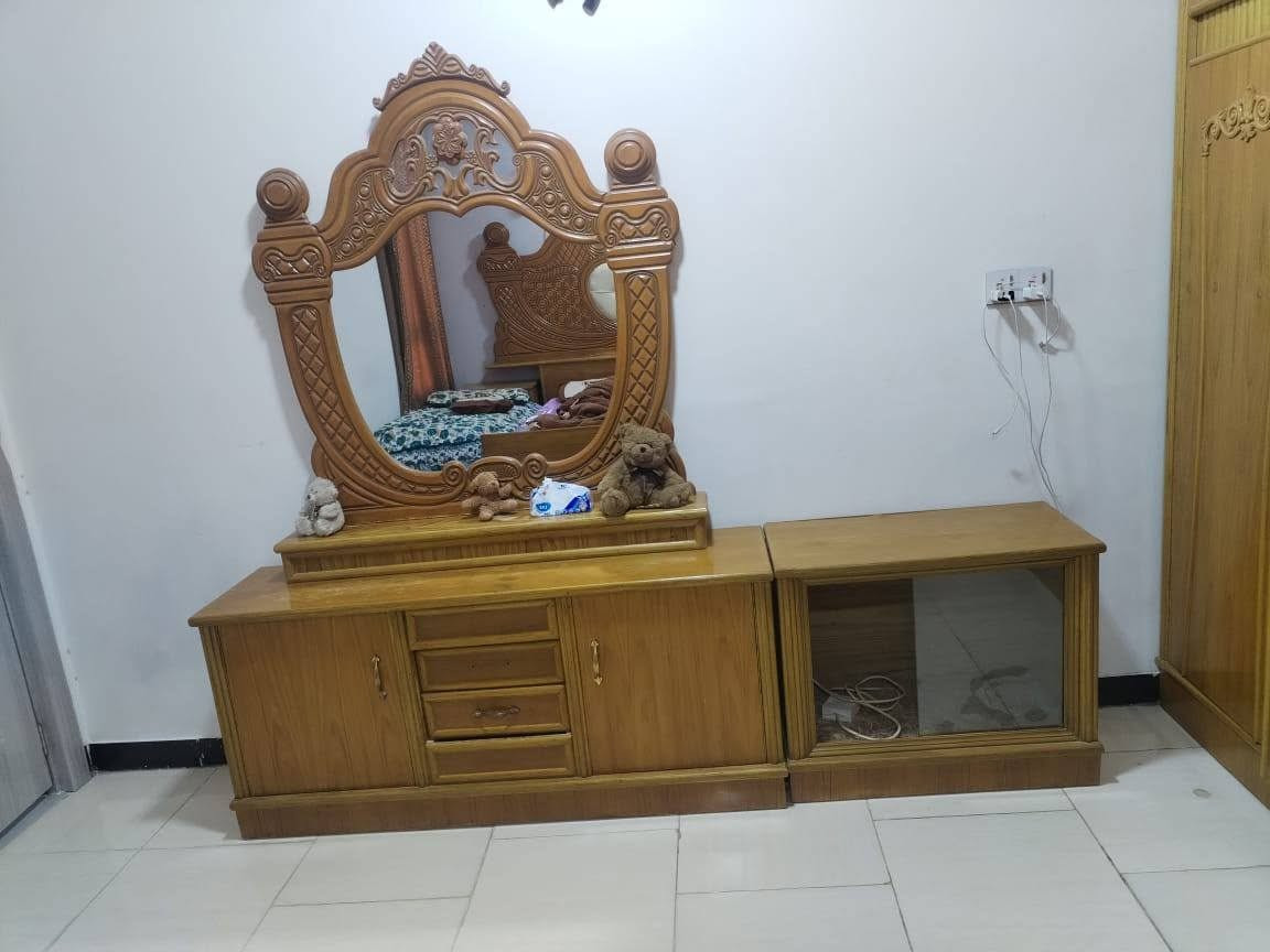 غرفة نوم كاملة بحالة ممتازة للبيع.
المحتويات: سرير مزدوج مع كومودينات، خزانة (كانتور) كبيرة 6 أبواب مع ملحق علوي، ومايز تواليت مع مرآة ووحدة تخزين.
​السعر: 1,200,000 دينار (مليون و200 ألف).
​الموقع: كربلاء المقدسة.
​للتواصل: *********** وتساب
