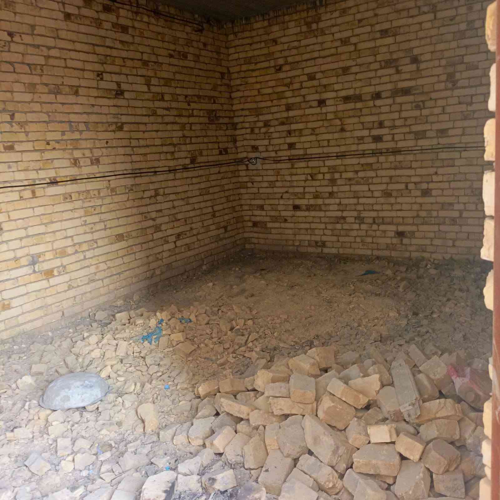 سلام عليكم بيت البيع
200متر زراعي على شارع تبليط واصل ماء وكهرباء للبيت عدد الغرف 2
صالة 
صحيات داخلي 
مطبخ
ديوانية مع صحيات 
كراج سيارة 
هيكل مع الابواب والشبابيك كامل والجام الشبابيك 
السعر 65 وبيه مجال 
***********
