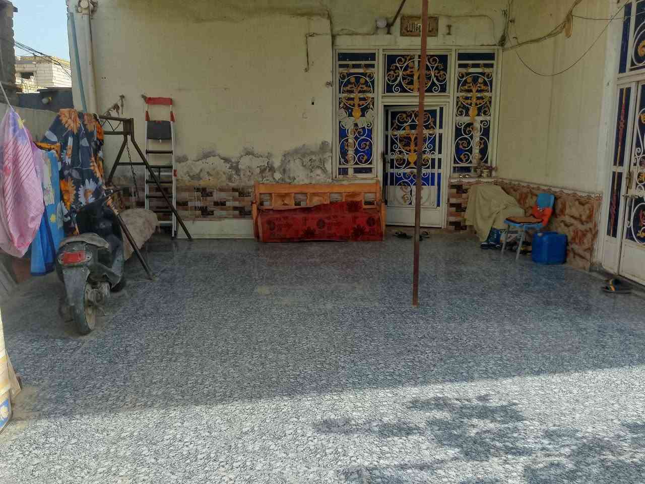 بيت زراعي لبيع طابقين يتكون من غرفتين و صاله و مطبخ و ديوانيه و حمام داخلي و خارجي و طارمه و الطابق الثاني مشتملات المساحه 220 السعر 115 و بيه مجال عنوان ناصريه المهديه مقابيل عمارات الشموخ ***********
