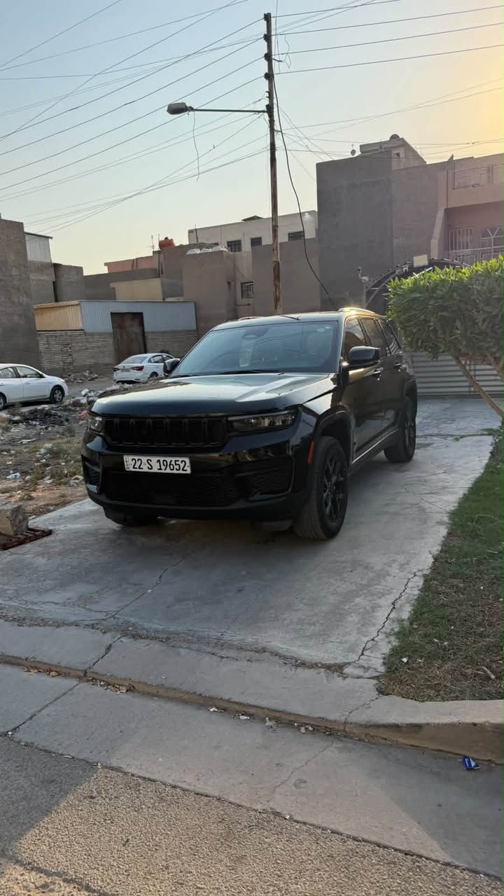 السلام عليكم سيارة جيب كرانـد شيروكي التيتيود  بلاك ادشن وارد امريكي حادث بالبنيد طخه بسيطه موديل 2024 محرك 3.6 لتر 6 سلندر  توو ويل اخت الزيرو ماشيه 14 الف ميل
المواصفات :
* رادار امامي مع مانع تصادم . 
* تحذير الخروج عن المسار . 
* تحذير النقطة عمياء  .
* نظام تحذير عند التقاطعات. 
* شاحن موبايل وايرلس. 
* ويل قياس 18انج .
* فتحة سقف . 
* لوحة القيادة بقياس 12 أنچ. 
* كير شفتر بالستيرن . 
* كاميرا خلفية. 
*شاشة كبيرة 
* المصابيح الأمامية زنون .. 
* دخول ذكي. 
* تشغيل عن بعد .
* الصندوق الخلفيي كهربائي .
* فرش المقصورة الداخلية من الجلد والشاموا .
* مقعد السائق كهربائي .
* المقاعد الأمامية تدفئة .
* حساسات خلفية . .
* مكيف خلفي . 
* تدفئة مقود القيادة . 
* مانع تصادم خلفي .
* بلوتوث تلفون . 
* محدد سرعة . 
* نظام التشغيل والإطفاء الاوتوماتيكي .
السعر 28500$
***********
