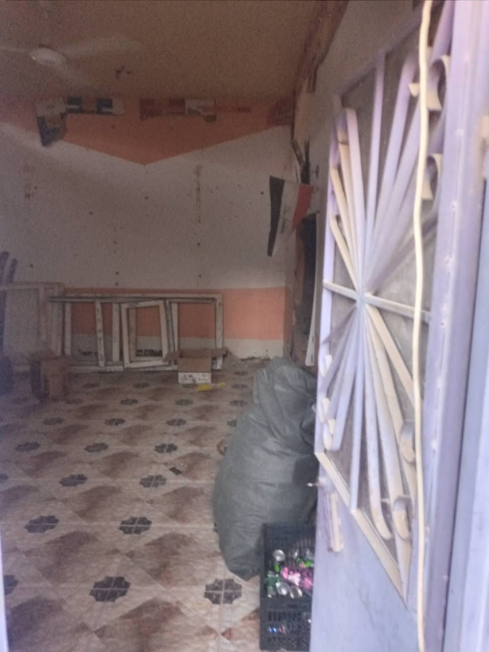 دار للبيع طابو صرف ٢٠٠ متر بناء قديم يحتوي على ٣ غرف نوم وهول واستقبال ومطبخ يقع في الكاطون قرب جامع الانبياء السعر المطلوب ١٢٠ مليون قابل للتفاوض الاتصال على الرقم  ***********

