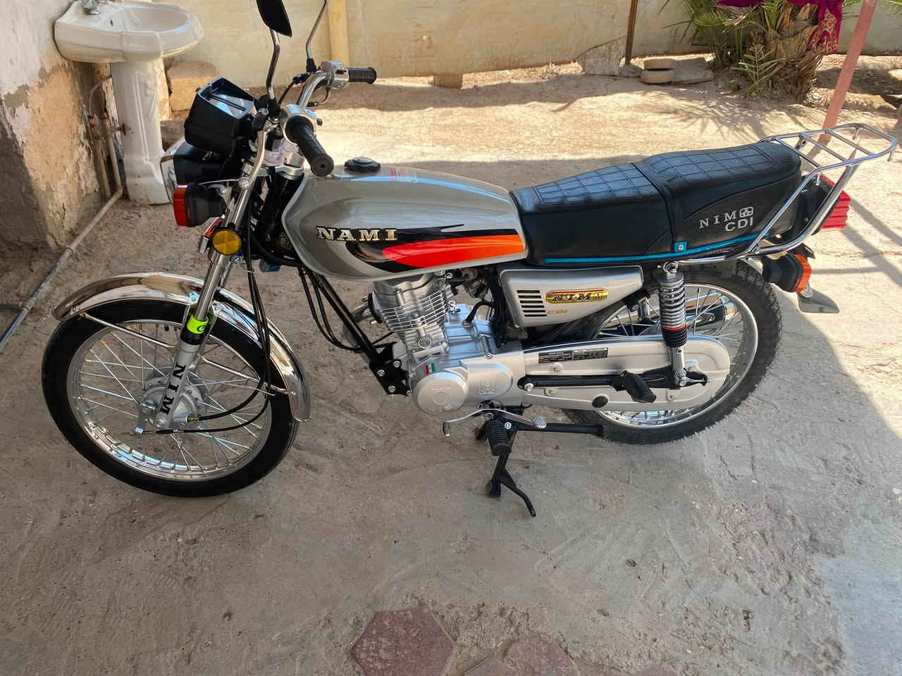 للبيع دراجة نامة شبه شلامجة موديل2027سعر800وبيهة مجال قليل اوراق5الاتصال ***********
