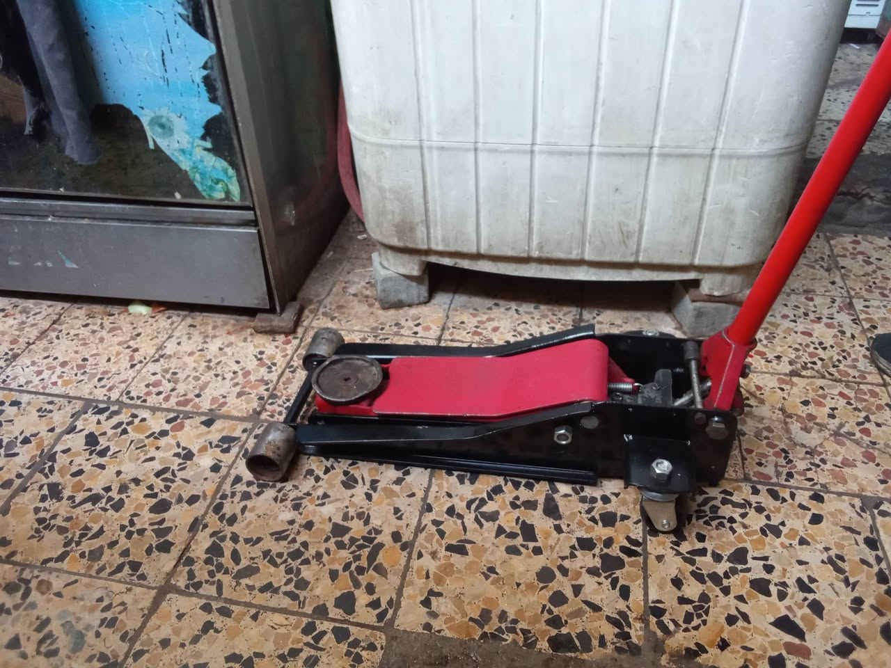 ⭕ يوجد توصيل لكافة المحافظات 
جك عربانه 3 طن دبل بستم خالي من اي نظوح شغال وعل الفحص شرط الفحص أمام المندوب السعر 95 الف مكاني بغداد قرب ساحة مظفر ***********
