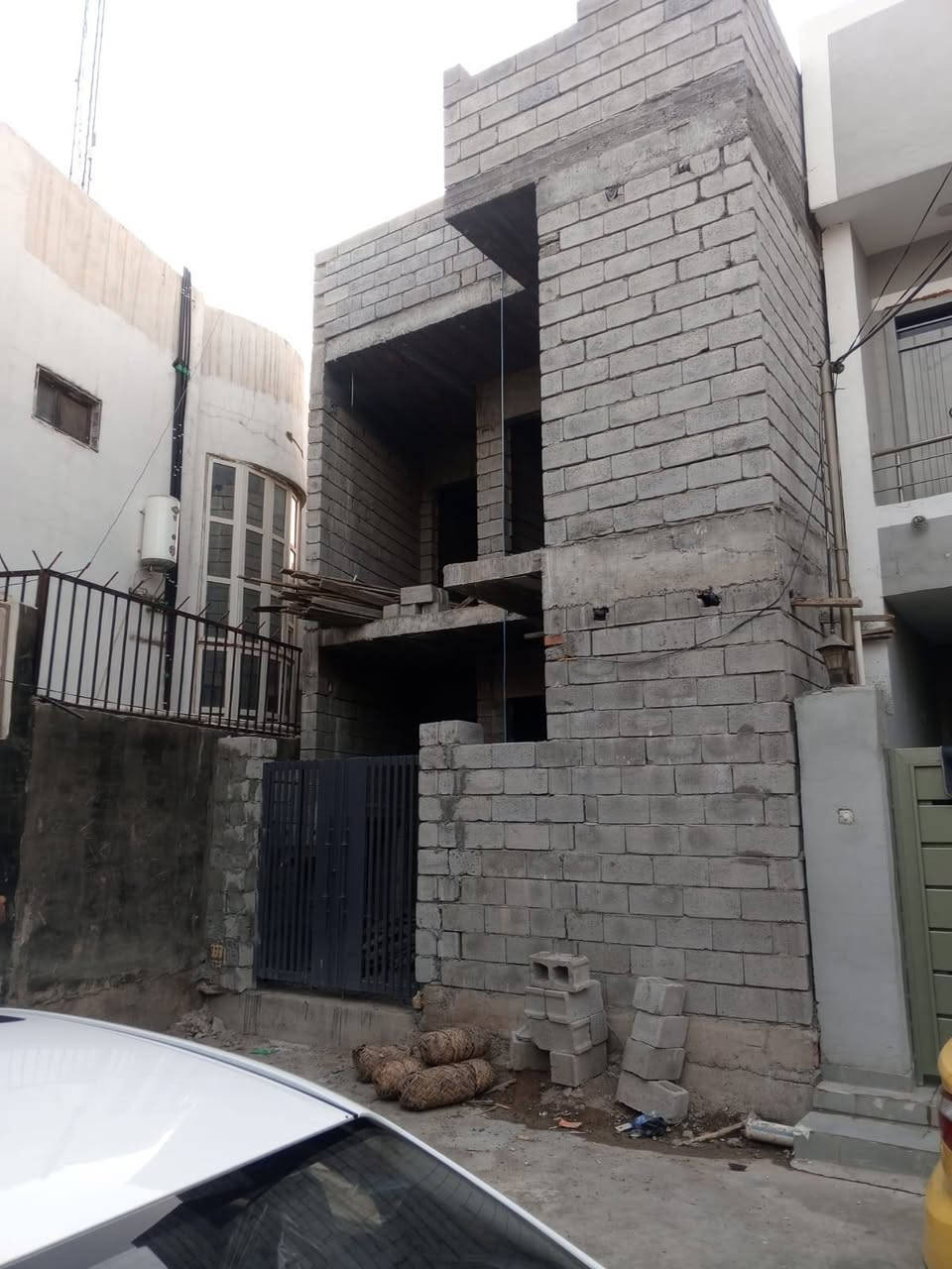 بيت هيكل للبيع يبعد عن الكورنيش تقريبا 60 م يحتوي على أربع غرف وثلاث حمامات بالاضافة الى الاستقبال والمطبخ المساحه 160 م للاتصال. ***********
