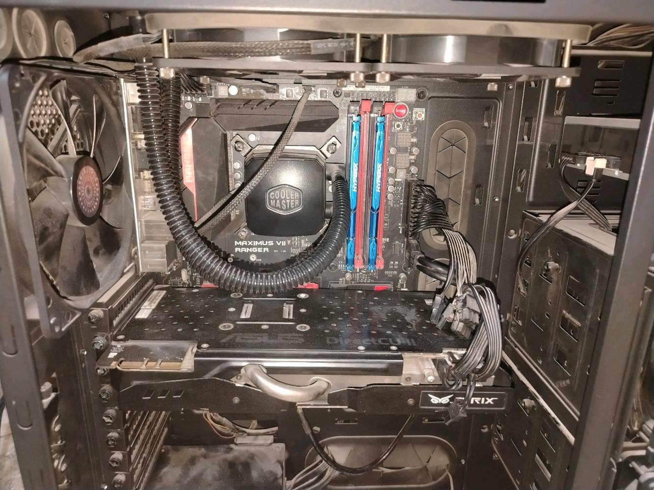 للبيع بندل احترافي (بورد + معالج + رامات + تبريد مائي)
​اللوحة الأم (Motherboard): ASUS ROG Maximus VII Ranger (Chipset Z97) - فئة احترافية مخصصة للألعاب والكسر.  
​المعالج (CPU): Intel Core i5 (الجيل الرابع - socket LGA 1150).
​الرامات (RAM): Kingston HyperX Fury DDR3 بحجم 16GB (قطعتين 8GBx2).  
​المبرد (Cooler): تبريد مائي مغلق من كولر ماستر (Cooler Master Liquid Cooler).  
​ملاحظات:
​القطع شغالة وفحص وتجربة على الشرط.
​التبريد المائي يعمل بكفاءة والرامات شغال Dual Channel.