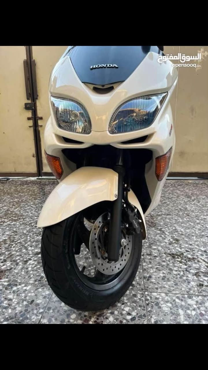 فورزا 09 كرستال جاهزة من كلشي عمية بلاد بيها منفيست اوراق كمرك هم مكفوله ب مليون و300 وبيها مجال للشراي او مراوس حسب القناعه عنواني البصرة الحكيميه 
***********

نص مكتوب في الصور:
- السوق المفتوح opensooq.com