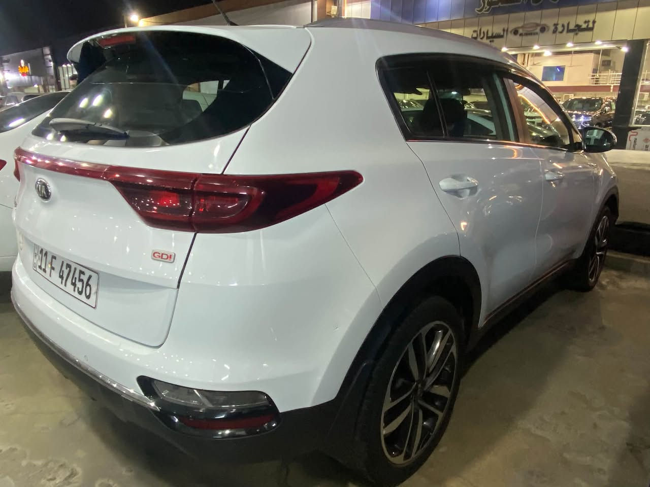السلام عليكم 
سبورتج 2019 خليجي 
بيها طخه هنا بين الجاملغ والبنيد 
يعني بيها صبغ قطعتين 
محرك 2000 جي دي اي
سعرها 135 ورقه 
السونار موجود ويه الصور
***********
