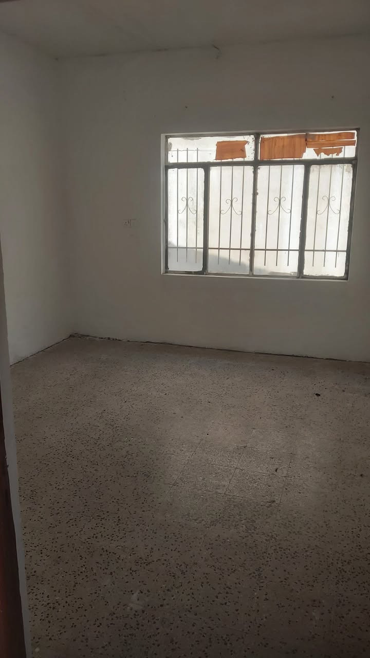يوجد شقة للايجار بحي الاعلام خلف مطعم بيت جدي القديم 
غرفتين وهول ومطبخ صغير وحمام وتواليت مشترك 

للتواصل ***********
واتساب فقط بي
