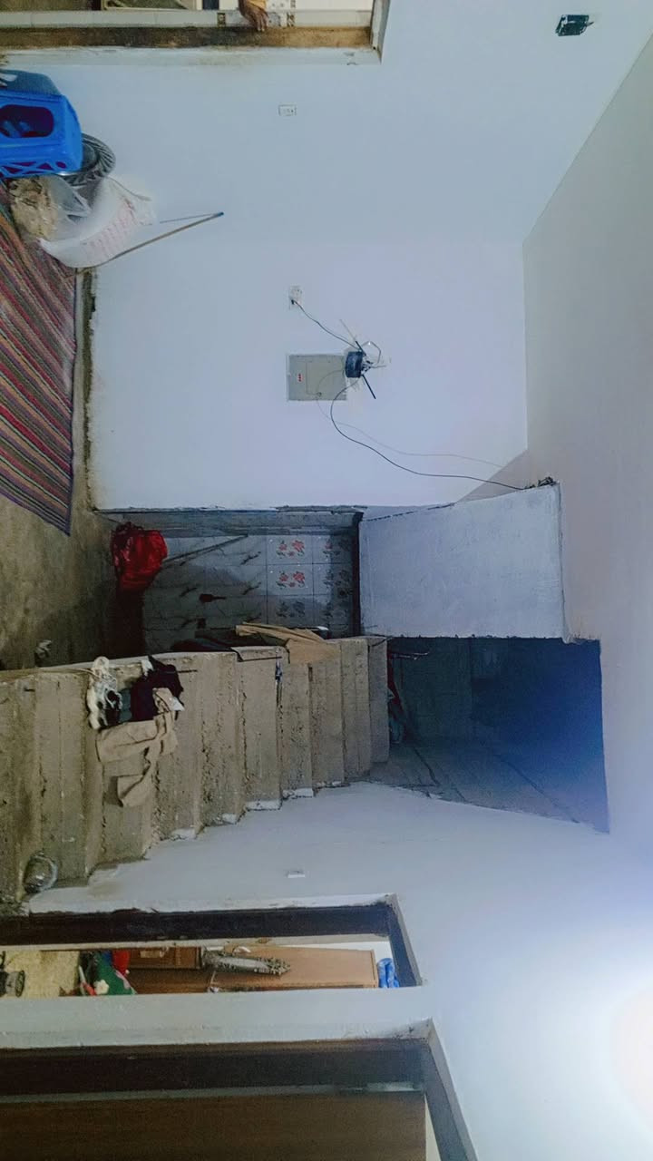 السلام عليكم عندي بيت حكومي مساحته 200 حي الزهراء قرب مجمع السوري  فرق قطعه بينه وبين الركن البيت بي غرفتين وصاله واستقبال ومطبخ وترك داير البيت وحديقه وكراج السعر على الخاص اتصل وبيك خير وتدلل ***********
