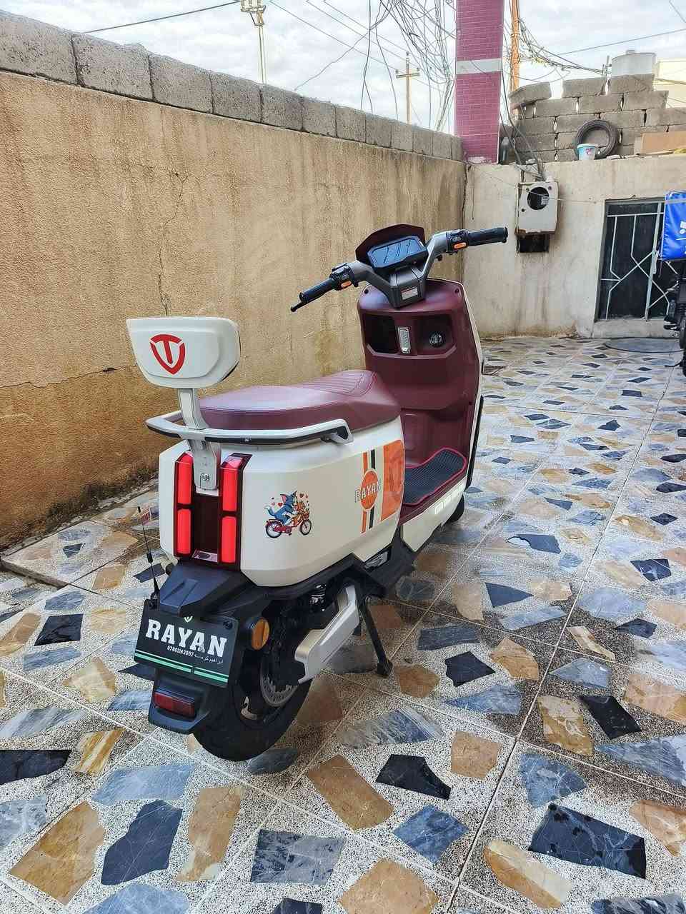 ريان وحش الكون تايلج VIP اللون المميز 
📋 المواصفات الكاملة:

​الاسم والماركة: وحش الكون F55 VIP.

​الموديل: 2026 (أحدث موديل).

​اللون: لونين مميز وفخم (أبيض كريمي وماروني/أحمر داكن) مثل ما واضح بالصور.

​المحرك/الملف: 2000 (قوة وعزم ممتاز).

​النظام: 3 مراحل تشغيل + قفل ستيرن للأمان.

​الملحقات: بصمات عدد (2) وسويجات عدد (2).

​البطاريات: طقم 6 بطاريات مسطرة نوع (گرافين) الأفضل والأطول عمراً، بقوة 38 أمبير / 72 فولت (مدى ممتاز).

​🔍 حالة الماطور:

​النظافة: نظيف جداً جداً "بدون جلوخ" أو خدوش، أخو الجديد.

​الاستخدام: مستخدم لفترة بسيطة جداً (بين 4 أشهر إلى 5 أشهر فقط).

​💰 السعر: للاستفسار، يرجى التواصل خاص.

​📞 للتواصل ومزيد من المعلومات:

​اتصال مباشر: ***********
