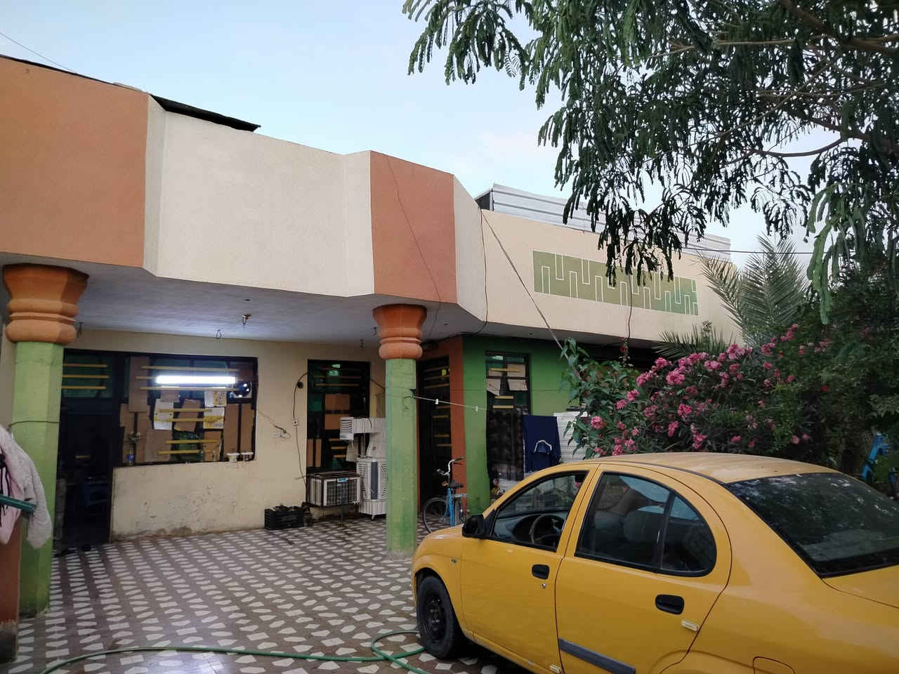 #بيت_للبيع

المساحة الكليه 320
مساحة البناء 220 كراج كبير مع حديقة
استقبال 9×4.5
الصالة 9×5
غرفتين نوم 5×6
مطبخ 6×4
حمام داخلي 2×1.5
حمام خارجي 2×1.5
خط مولد مع خط انترنت
شامل جميع الخدمات (الكهرباء _الماء _البلدية) 
العنوان /النهروان الدوانم/ خلف معمل الغاز
للاستفسار الاتصال على الرقم***********
#النهروان #عقارات #عقارات_النهروان #بغداد
