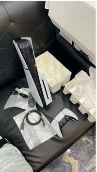 بلاي ستيشن 5 • نظيف جداً • يدين أصليتين