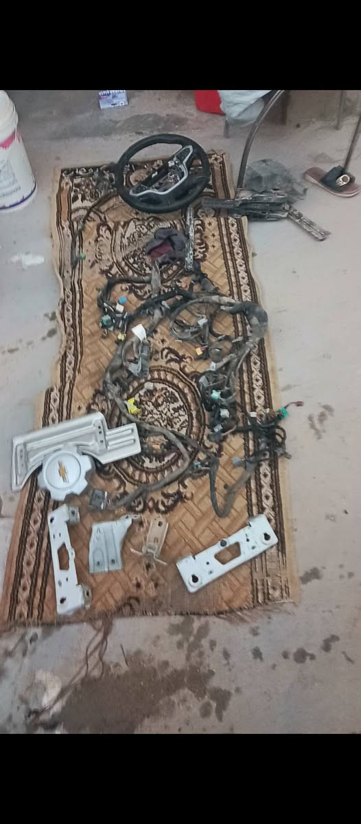 🚨 للبيع قطع شفروليه كولورادو 2022 4×4 — مجموعة كبيرة 🚨
🔴 للجادين وأصحاب محلات قطع الغيار والتشليح

متوفر عندي مجموعة كبيرة من قطع شوفرليت كولورادو موديل 2022 دفع رباعي 4×4، قطع مفكوكة من سيارة، ومتوفر عدد كبير من القطع الداخلية والكهربائية

🔧 من ضمن القطع المتوفرة: • طبلون كامل وملحقاته

• عمود دركسون

• دركسون مع أزرار تحكم

• عداد وقطع كهربائية

• ضفائر كهرباء كاملة

• باب مع زجاج

• خزان وقود

• قطع تكييف ومواسير

• ديكورات وقطع داخلية

• قواعد وحوامل وأجزاء مختلفة

• وأسلاك وقطع أخرى كثيرة غير ظاهرة كلها بالصور

💰 البيع مفرد أو بالجملة

📦 مناسب جدًا لأصحاب محلات قطع الغيار، التشليح، والورش.

📍 القطع موجودة وجاهزة للمعاينة.

📸 اللي يبحث عن قطعة معينة يراسلني، وأرسل له صور القطعة والتفاصيل والسعر.

⚠️ الأسعار مناسبة وقابلة للتفاوض للجادين، وخصوصًا اللي ياخذ أكثر من قطعة.

📞 للتواصل والاستفسار: مراسلة خاص 

.     واتساب...  ***********
