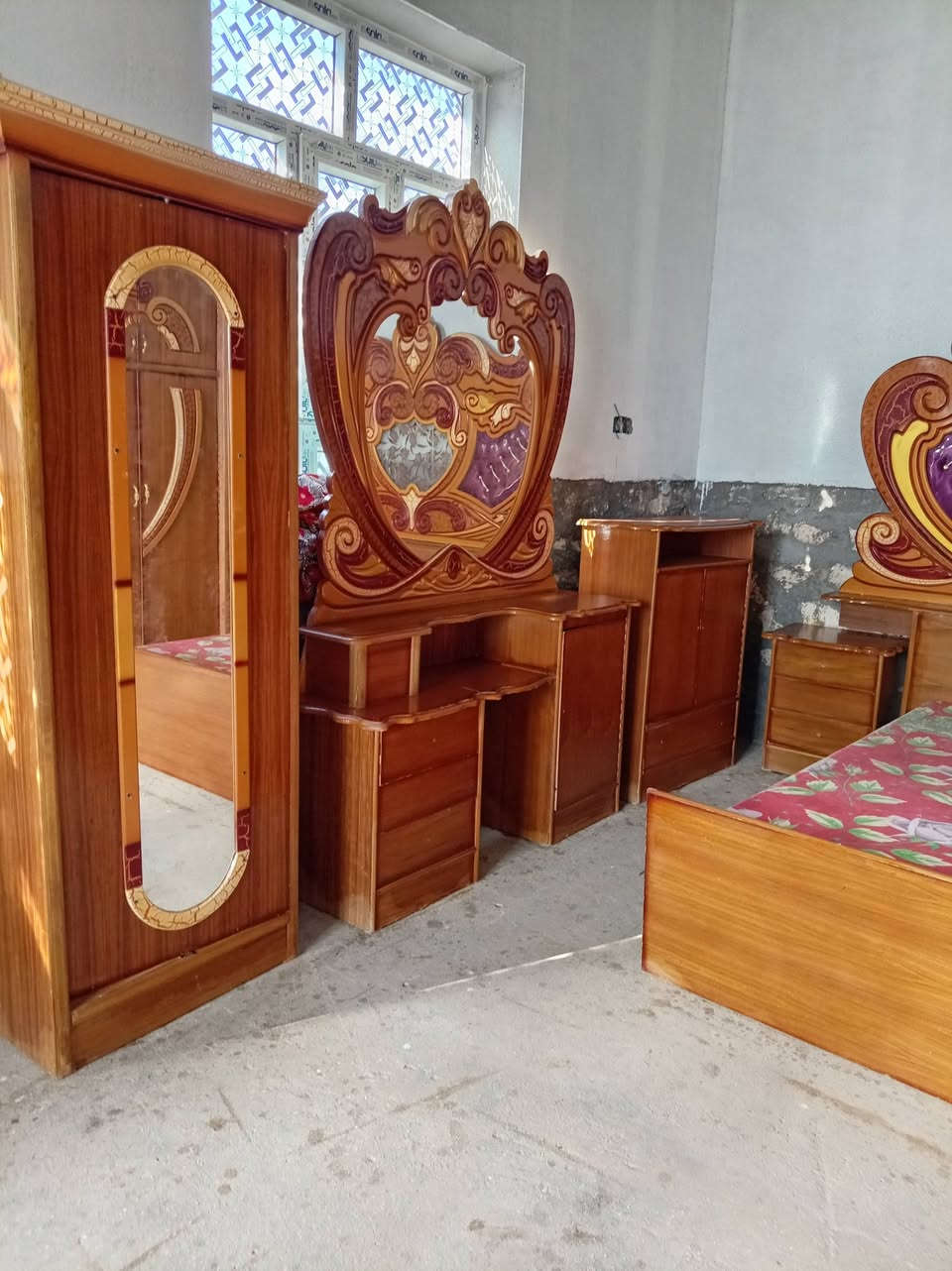 يوجد غرفة توج قاطين خشب عراقي للبيع في الرمانه السعر 750الف مع شد ونقل/واتساب وماسنجر
