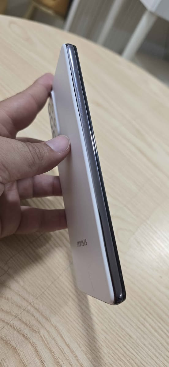 جالكسي A72 للبيع - نظافة فول وعرض ما ينعوض!
​للبيع هاتف Samsung Galaxy A72 الأصلي، الجهاز بحالة ممتازة ونظيف جداً وكأنما جديد بدون أي نواقص. يجي بذاكرة عملاقة 256 جيجابايت تخزن بيها كل صورك وملفاتك براحتك، ويا رام 8 جيجا لأداء سريع وسلس بالتصفح والألعاب. الجهاز يتميز بشاشة Super AMOLED كبيرة بحجم 6.7 إنش ألوانها تجنن مع دقة عالية وتردد 90Hz لمشاهدة مريحة وسلسة. نظام الكاميرات احترافي جداً بدقة 64 ميجابكسل للكاميرة الرئيسية مع ميزة التقريب البصري وتصوير عريض وماكرو، وكاميرا سيلفي 32 ميجابكسل تعطيكم صور تجنن، بالإضافة إلى بطارية ضخمة بسعة 5000 ملي أمبير تطول وياك يوم كامل مع دعم الشحن السريع، ومقاومة للماء والغبار IP67 وصوت ستيريو نقي وبصمة مدمجة بالشاشة.
​💰 السعر: 175 ألف دينار عراقي فقط!
📞 للتواصل والطلب (اتصال أو واتساب): *********** بغداد, العراق
