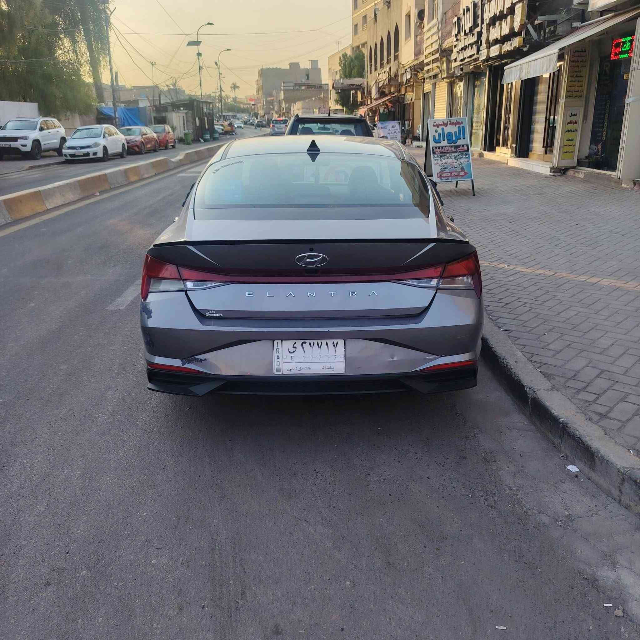 للبيع هيونداي إلنترا  2023 لون فيراني

* محرك 2.0 لتر (4 سلندر)
محرك دوش
* گير أوتوماتيك CVT
* دفع أمامي
* اقتصادية جداً بالوقود
* تشغيل بصمة (Push Start)
* دخول ذكي بدون مفتاح
* شاشة معلومات وترفيه

* كاميرا خلفية
* مثبت سرعة
* مقود متعدد الأزرار
* مكيف ممتاز
* حساسات وأنظمة أمان متعددة
* نظام المحافظة على المسار
* فرامل طوارئ تلقائية توقف تلقائي 
* تنبيه النقطة العمياء (حسب التجهيز)
* جنطه واسعة ومقاعد لـ 5 ركاب  
ماشية (85000) وضربتها (جاملغ و بابين و شويه بارد بل بنيد)  السيارة جداً نظيفة وضربتها جداً حلوة ما واصلة للدواخل ولا للشاصي ،ولا لغد
للاستفسار التواصل ***********
مكان السياره الأعظمية
 متوفر واتساب
السعر 132$

