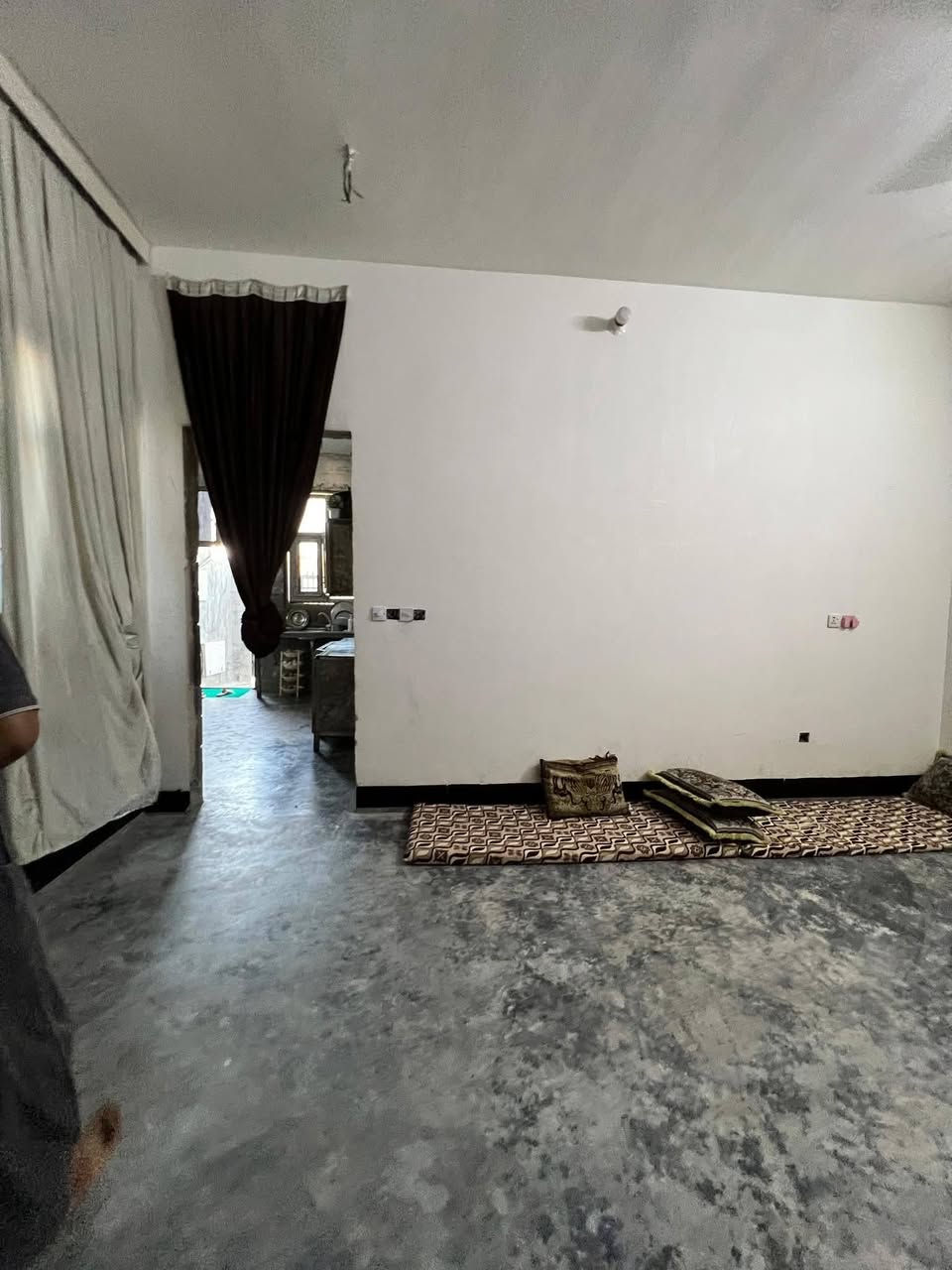 ابيت بلجغيفي الثانيه طابو سند 25 قرب جامع عبد الرزاق الضاهر مساحته 160نقص بي بس المطبخ و الحمام سيرميك سعره 57 و بي مجال حك الجيه اتصال ***********ملاحضه يرهم مراوس بيت بلمختار و يرهم مراوس بسياره و ينطي للفرق
