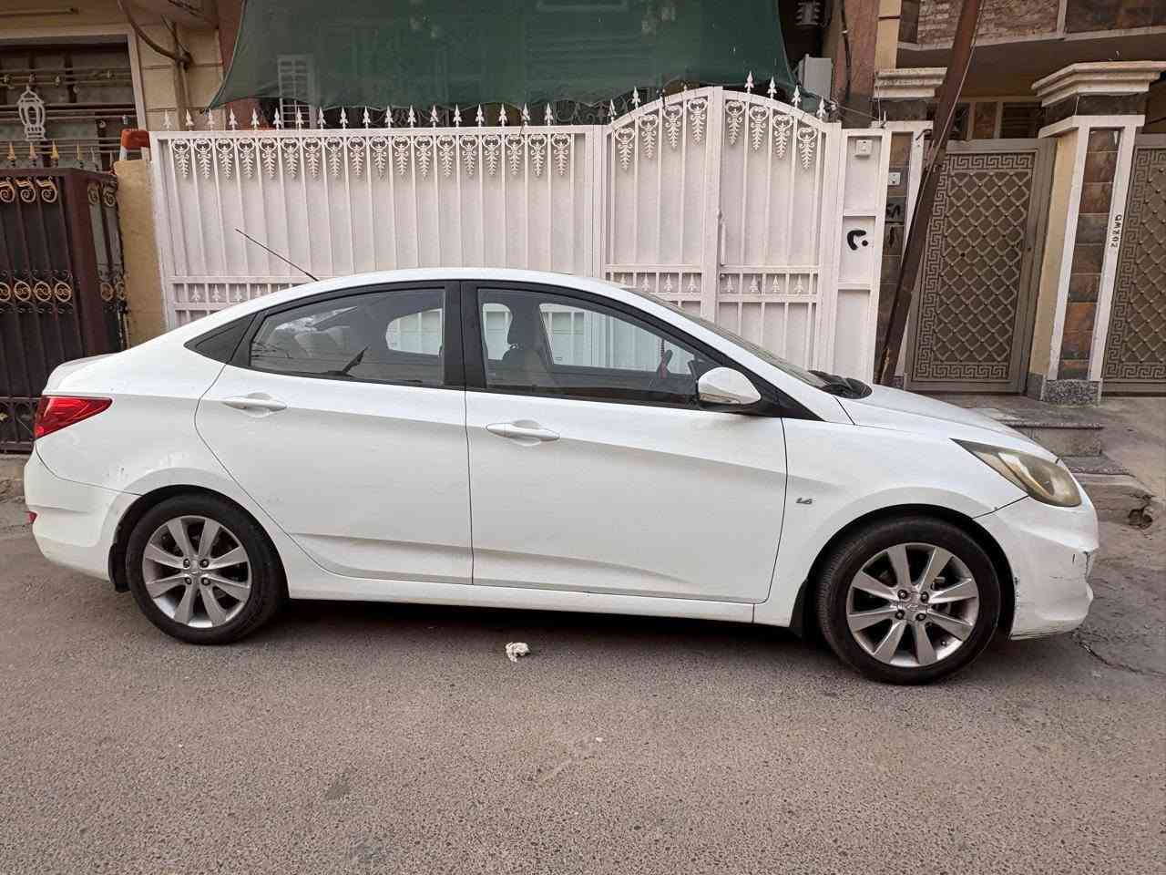 السلام عليكم 
هيونداي اكسنت موديل 2011 وارد خليجي 
محرك 1600 السيارة فول مواصفات 
فتحة سقف 
اشاير بالمري 
حساسات خلفية 
تحكم ستيرن
مكاني حي القاهرة بغداد
رقم الهاتف *********** غير متواجد ع الفيس 
السعر : 105 ورقة
