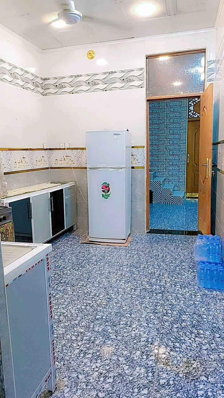 سلام عليكم..
🛑♦️ (بيع مستعجل)

دار للبيع في / حي الصدرين / خلف مخازن الكهرباء / قريب من السادة البو خطة / شارع مقابيل المولدة ..

المساحة الكلية/ 150 متر/ واقع حال 160 متر ..
الواجهة / 7,5 متر ..
النزال / 20 متر ..

الدار زراعي سند 25 /وفيه معاملة قرار تطويب ومشمول بمشروع التبليط والمجاري ..

يتكون من طابق واحد ..

طارمة+صحيات خارجية+مطبخ+استقبال+صالة+ 2 غرفة نوم+مجمع صحيات داخلية+منور ..

ملاحظة : بناء الدار طابوك .سقف كونكريت .والبيت كله سقف ثانوي كما موضح بالصور يعني جاهز مناقصه اي شي تجيب اثاثك وتجي تسكن ..تفضل شرفني وشوف بعينك بالحقيقة احلى وارتب من الصور ..

♦️♦️السعر :  ٧٠ وبي مجال 

للأستفسار 📲***********
