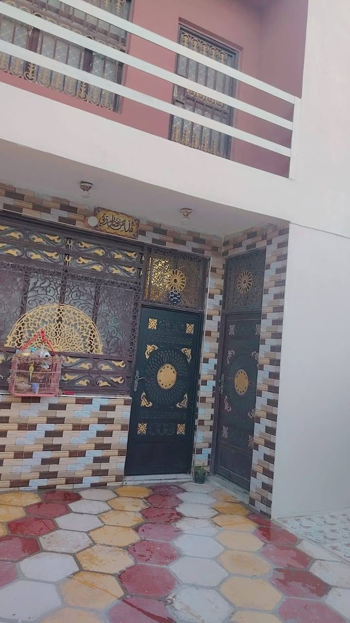 السلام عليكم
اللهم صل على محمد وآل محمد
بيت للبيع طابو صرف مساحه 140م  طابقين
# الطابق الأول يتكون من استقبال ومطبخ وصاله وغرفه كبيره وصحيات داخليه وخارجيه

#الطابق الثاني يتكون من غرفتين وصاله
# العنوان حي الحسين قرب المستوصف النموذجي مقابيل سيد مهدي المصور
للاستفسار الاتصال على الرقم ***********
