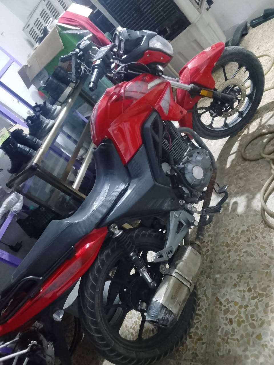 رايده ابـ مليونين  و بيه مجال
اركي موديل ٢٤ مكينه ما مفتوحه و غير من الله و مسوي حادث خفيف و بيه كم ملاحظه + بيه صالنصه رياضي مالـ بنلي ١٨٠ و موجوده مالته البلادي مكصوصه.  
***********
