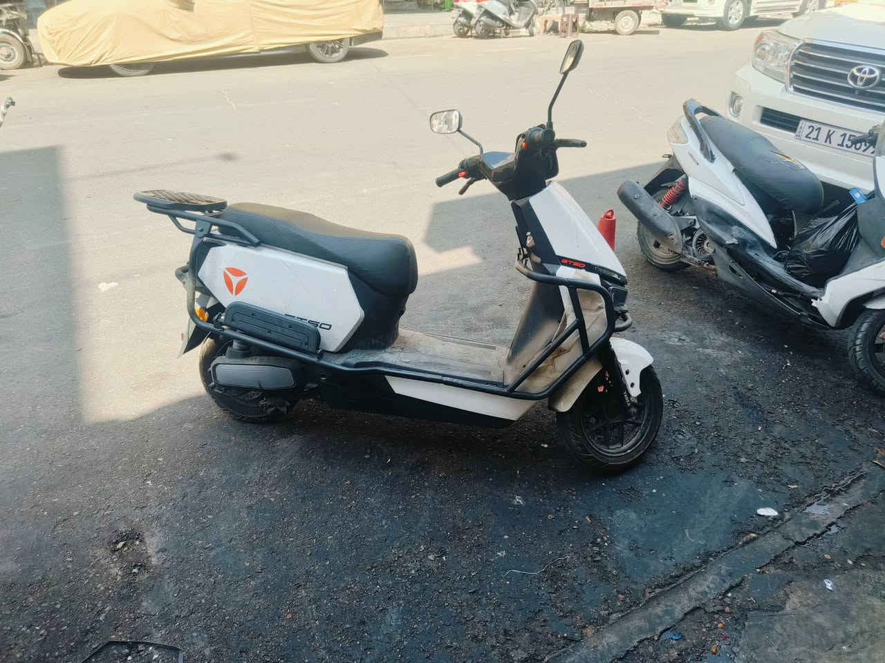 دراجة ياديا جيتي 60 قبل فترة قليلة ماخذها من الشركة بعدها بالضمان مكفولة كفالة عامة وجديدة جدا بعدها بأكياس الشركة بيها درع وجنطة خلفية اني شايلها وضامها سعرها 1 مليون مكاني الاعظمية ***********4

