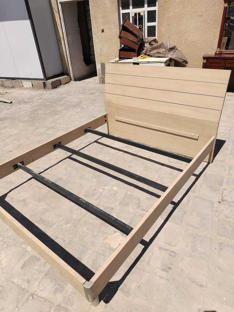 سلام عليكم غرفه نوم مستعمل للبيع غرفه حلوه ونضيفه السعر كامل 200 الف نوع غرفه ماليزي يحتوي على كنتور وميز توالايت وكومديات 2  وجربايه عدد 2 وياهن دوشك سبرنك نظيف اصلي. للستفسار ***********
