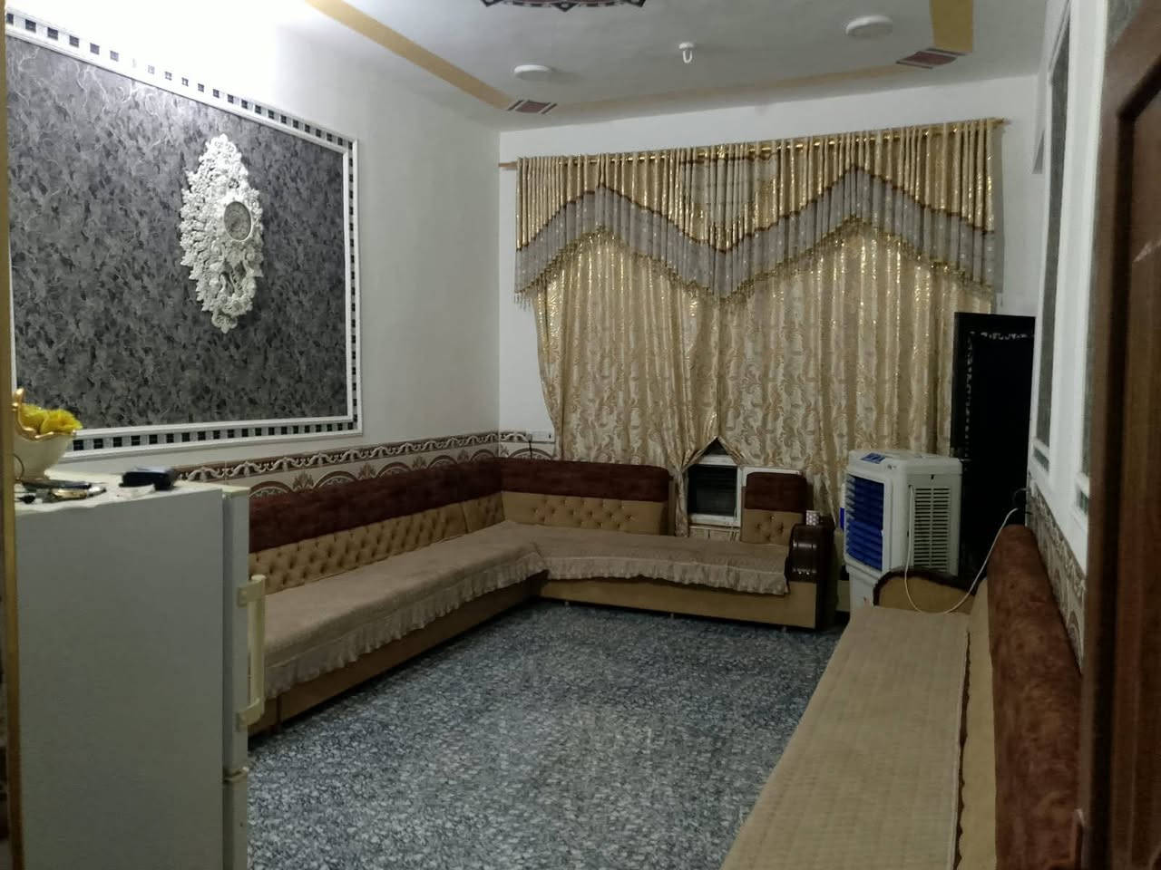دار المساحة ١٧٥ متر حي القادة خلف بيت ذبان بسعر جيد للاستفسار الاتصال على الرقم *********** او مراجعة مكتب الديار شارع العلوة مقابل فرع ملعب منصور

