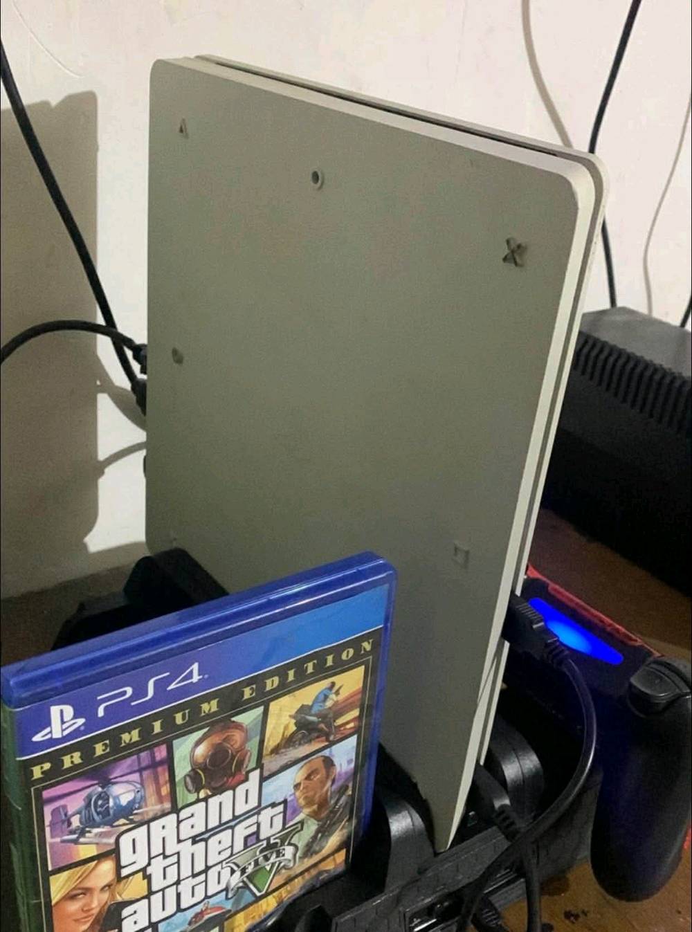 عندي بلي 4 نضيف كلش واستخدام قليل وشخط مابي ولا مفتوح ويا يده وقرص gta 5 وستاند البلي الي يكون ستاند تبريد وشحن يدات اريد اراوسه ب اكس بوكس سيريس اس وانطي فرق لو ابيعه واذا بيع قيمه باليرضي الله
تگدر توضح لنا شنو موديل البلي 4 بالضبط: سليم لو برو؟ وشكد سعة التخزين بيه 500GB لو 1TB؟: 
سلم ذاكره 500GB
هل ويا الجهاز كل الملحقات الأصلية موجودة: سلك الشحن، سلك الكهرباء، HDMI، والعلبة/الكرتون؟: 
ويا سلك شحن وكل الوايرات بس يده تجاريه
شنو حالة اليد؟ هل الأزرار والأنالوجات شغالة زين وما بيها درفت أو ضعف بالشحن؟: 
سليمه 100٪
وين موقعك بالضبط حتى المشتري يعرف إذا أكو إمكانية للفحص والاستلام؟: 
بغداد البياع
شكد السعر النهائي اللي تريد بيه، وهل تقبل البدل ويا إكس بوكس سيريس إس مع فرق؟: 
200 الف او بدل مع سيريس اس وادفع فرق