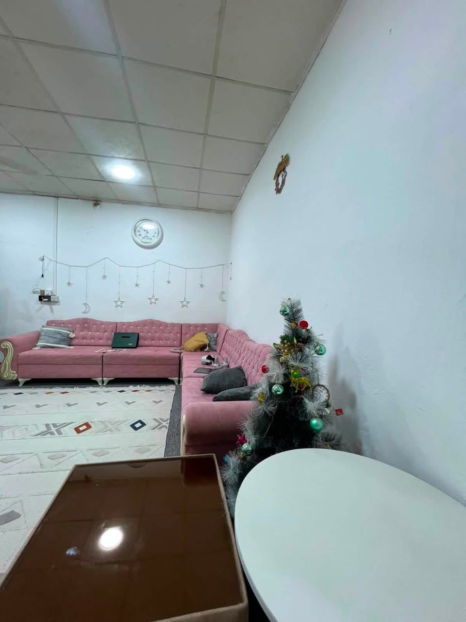 يعلن مكتب البحر للاستثمارات العقارية

عن توفر بيت للاجار في دور المحاربين قرب حدائق دور الظباط الجديده موقع جدا مميز

مواصفات البيت

غرف عدد 3
صالة
استقبال
مطبخ 
صحيات
كراج
سعر الايجار 600 الف قفل

للاستفسار زيارة موقعنا الكائن في البصرة _الجبيلة_ الشارع العام  او الاتصال على الارقام التاليه 
‏ ***********
‏ ***********
