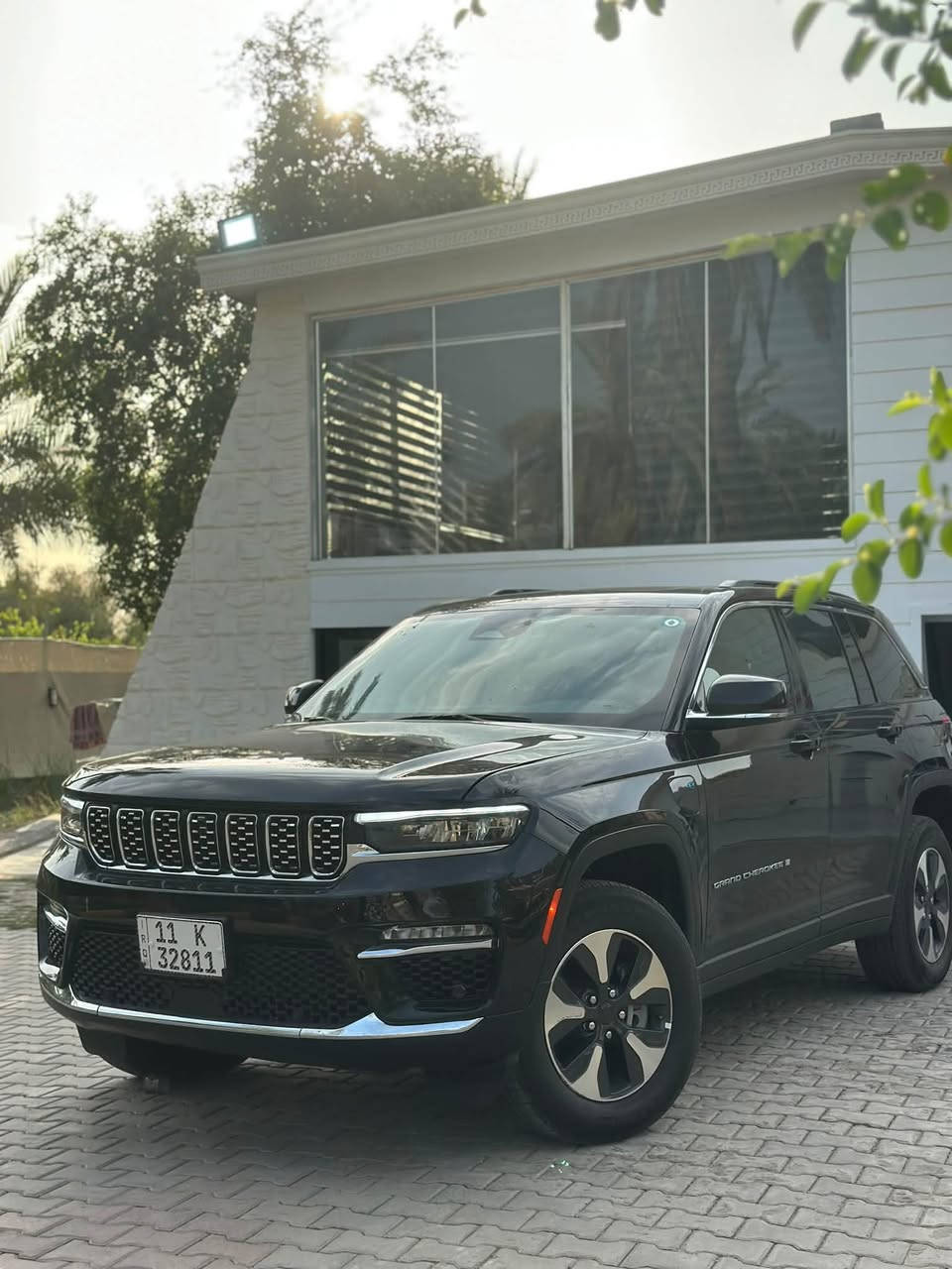 🔴للبيع جيب كراند شيروكي هايبرد 🔴

✅ الموديل: 2025
✅ الفئة: 4xe Limited (Plug-in Hybrid)
✅ اللون: اسود
✅ ماشية 4الف بعده زيرو مماشيه بل العراق
✅ رقم بغداد  شهداء اسويلك وكالة عامه
✅ الحالة: حادث جاملغ وبنيد،  
أبرز المواصفات:
🔹 محرك 2.0 لتر تيربو مع نظام Plug-in Hybrid بقوة إجمالية 375 حصان
🔹 ناقل حركة أوتوماتيكي 8 سرعات 
🔹 نظام دفع رباعي Quadra-Trac II.
🔹 إمكانية القيادة الكهربائية لتوفير الوقود.
🔹 شاشة لمس 10.1 بوصة تدعم Apple CarPlay وAndroid Auto لاسلكياً.
🔹 شاشة عدادات رقمية.
🔹 مقاعد جلد كهربائية مع تدفئة للمقاعد الأمامية.
🔹 مقود مدفأ متعدد الوظائف.
🔹بانورما سقف
🔹 تشغيل بصمة (Keyless Entry & Push Start).
🔹 كاميرا خلفية مع حساسات أمامية وخلفية.
🔹 مثبت سرعة ذكي مع أنظمة أمان متقدمة.
🔹 نظام المحافظة على المسار، والتحذير من الاصطدام، ومراقبة النقطة العمياء.
🔹 مكيف أوتوماتيكي ثنائي المناطق.
🔹 مصابيح LED أمامية وخلفية.
🚗 سيارة تجمع بين الفخامة، الأداء القوي، والاقتصاد في استهلاك الوقود، ومناسبة للاستخدام اليومي والسفر.

📍 الموقع: بغداد شارع فلسطين 

  السعر مناسب اتصل ع رقم وتدلل 

📞 للاستفسار والتواصل:
***********
***********

للجادين فقط.
