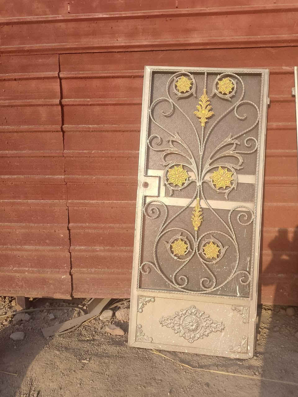 السلام عليكم باب ثقيل مقوس واحد كامل مع ثنين ثقيل بدون جرجوبه  مع شباك واحد للبيع شغل ثقيل وحيل نضيفات السعر٦٠٠الف وبيهن مجال العنوان بغدادالمدائن***********

نص مكتوب في الصور:
- ٢٣ يونيو ٢٠٢٦ ٠٧:٠٣ م