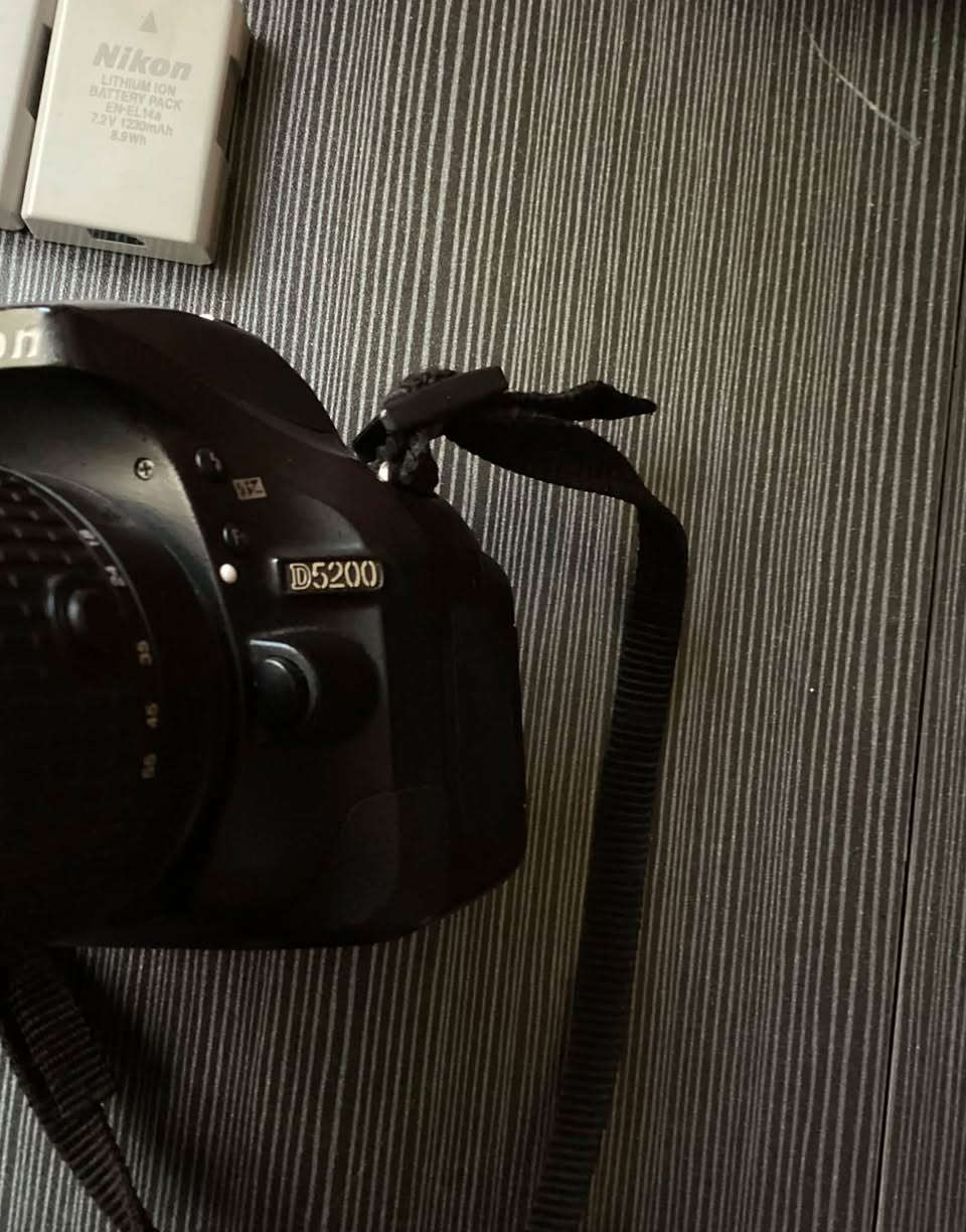 بيع مستعجل 
نيكون 5200 (Nikon D5200) استعمال شخصي
شاشة قلاب 360 درجة  
 العدسة: 18-55mm 
 الملحقات:
بطاريتين (عدد 2) + الشاحن الأصلي
 رام بسعة 32 جيجابايت
ستاند كاميرا ثلاثي (Tripod) ثابت
 محولة رام للموبايل واللابتوب بـ 3 منافذ (تايب سي، جالكسي، USB)
 حزام الكاميرا الأصلي
الموقع ، بغداد
*********** .
