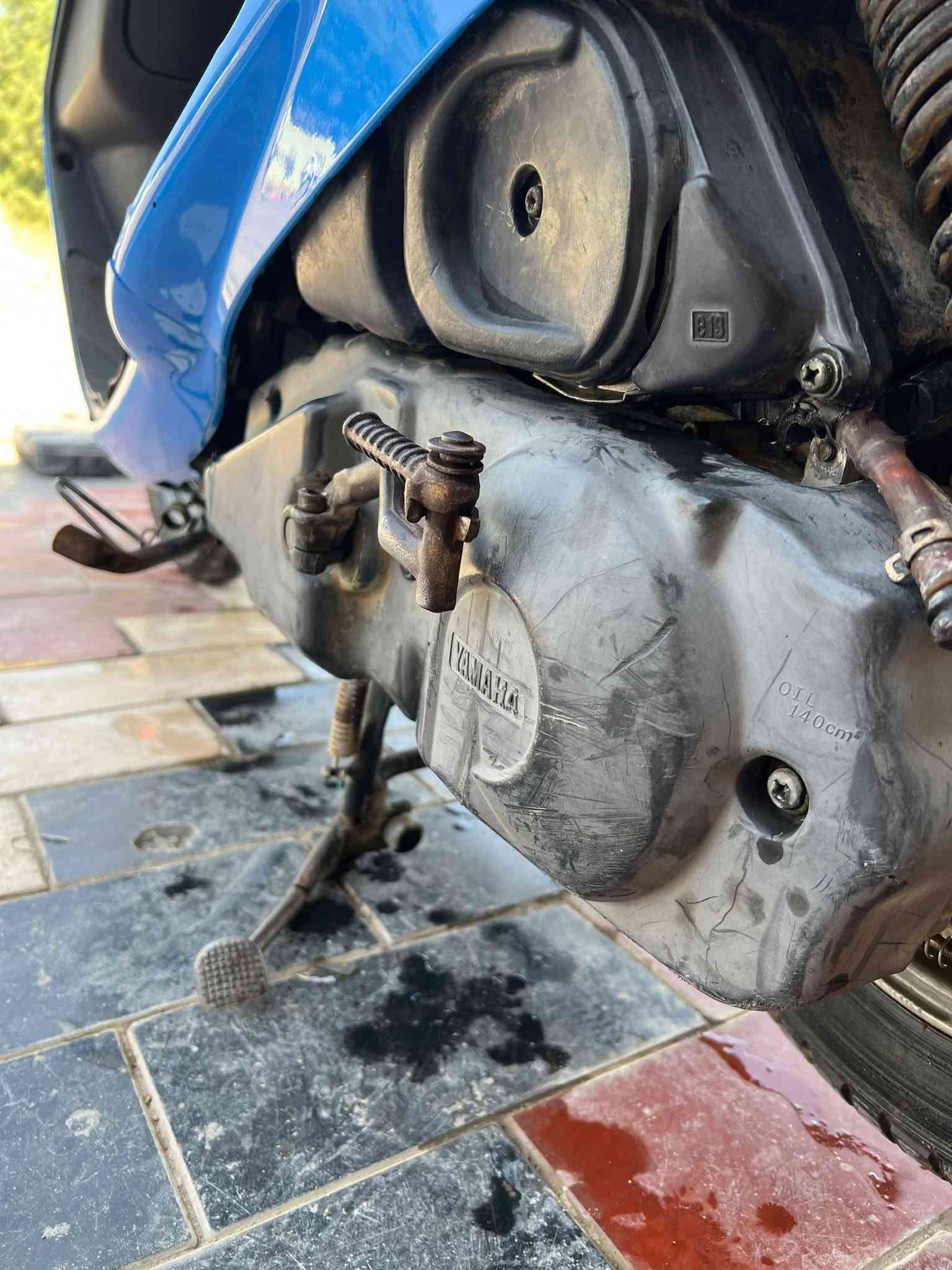 سلام عليكم للبيع دراجه فحل مكينه ناعمه مال حاويه ولفات مبدل بيه فقط شرط  تجي تفحص شلعه معدل الدراجه جديده كهربائيات كله شغاله لايتات اشاير سلف عداد بانزين كله شغال دبلات امامي خلفي شغال باتري جديد تايرات جدد مكان الدراجه ابصخير الحيره السعر 450 وبيه مجال للطيبين رقم الموبايل ***********

