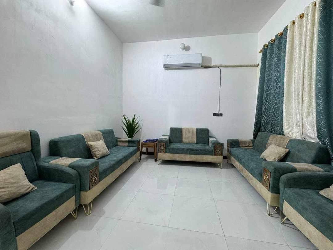 معروض لدينا بيع مستعجل المساحة ٢٠٠م  بيت مع شقه  يتكون من أربع غرف  والشقه حالياً مؤجره ب٣٠٠ ألف  السعر المطلوب٣٠٠ سعر البيت يقع على ساحة  حي اور الثانية للتفاصيل أكثر تواصل ***********واتساب
