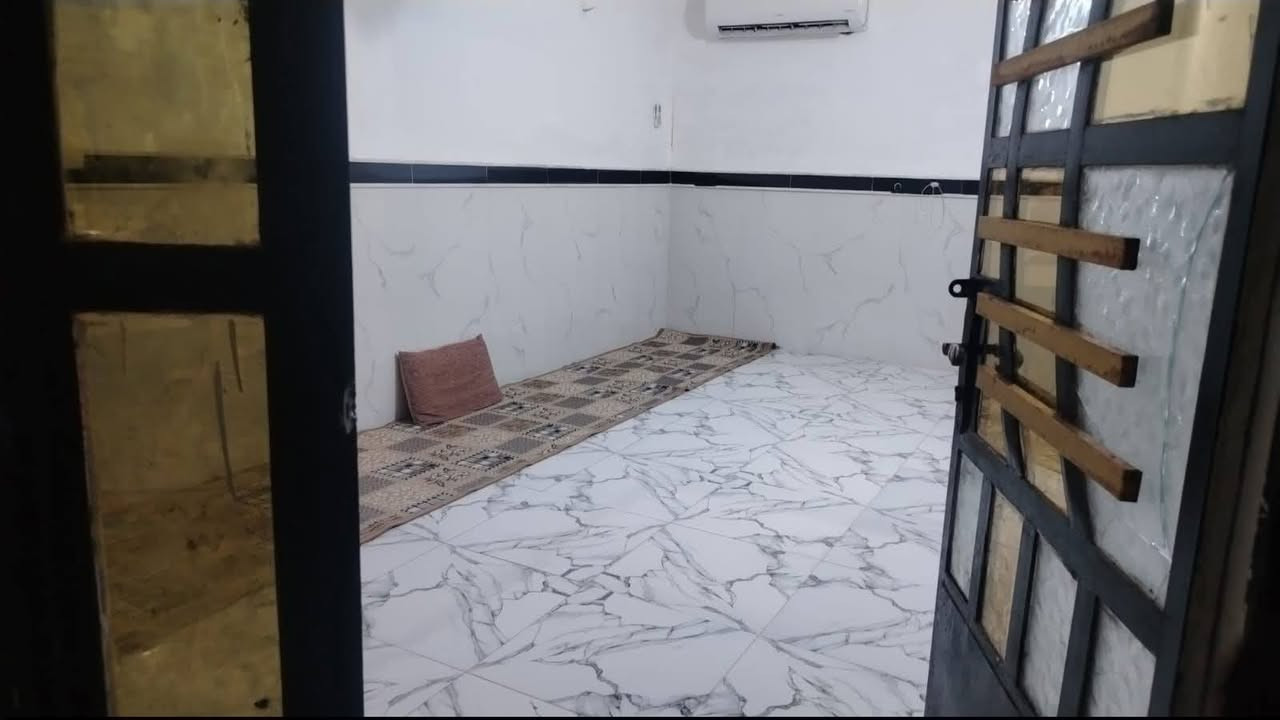 السلام عليكم ..
للبيع بيت 150,متر مسلح طابوق مستعجل وبيه مجال للي يريد يشتري ...
 الدوانم حي الجوادين ..شارع ابو حسين المضمد ..

استقبال 
مطبخ 
صالة 
غرف نوم عدد 2
منور عدد 2
صحيات 
كراج البيت موضح بالصور 

الاتصال ***********
موجود على الواتساب
