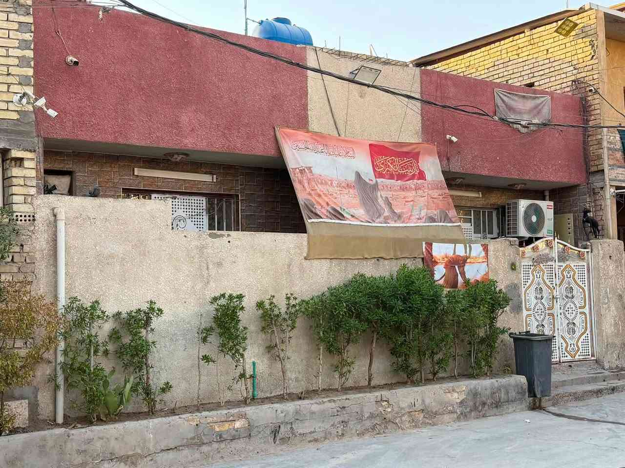 السلام عليكم بيت للبيع المساحة 80متر 
الواجهة 10متر والنزال 8متر  موقع البيت 
بغداد حي اور المنطقة بصف معمل الرحلات ماء كهرباء مجاري خدمات كاملة 
البناء سنة 2022 يحتوي على استقبال ومطبخ وغرفة نوم وحمام داخلي وحمام خارجي ومنور البناء درجة اولى  
بيع مستعجل لغرض السفر البيت ينباع كامل مع التخم والكاونتر والسبالت والغرفة الاخشاب 
***********
