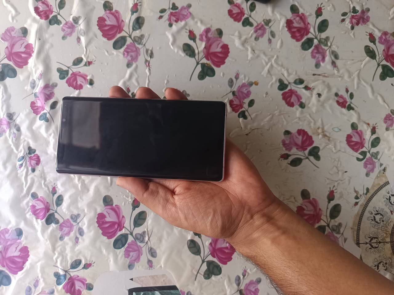 السلام عليكم سامسونك نوت٩ ذاكرة ٥١٢ مكفول وشغال فقط مبدل ظهر للأمانة محد يعرفة سعرة ١٨٥للشراي *********** علق واني اجيك خاص
