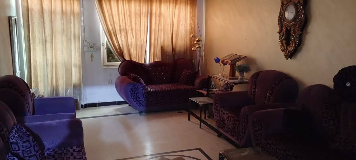 السلام عليكم بيت للبيع 150متر طابقين 6نوم استقبال كراج مطبخ 3صحيات غربي وشرقي كراج هول داخلي دبل فاليوم أرضية كاشي مطعم بالمرمر درج مرمر ابواب خشب صاج عراقي باب سلايت رباط على طول البيت مصبوغ صبغ بلاستيكي درجة اولى تفصال مكانة ابو منيصير القديمة سعرة مناسب يبعد عن الشارع العام القديم 80متر وجاهز للسكن او الإستثمار ممكن فرزة بسهولة الى مشتملين او شقتين فتح بيان ثاني يوم وبدون دلال من صاحب البيت مباشر استفسار ***********واتساب
